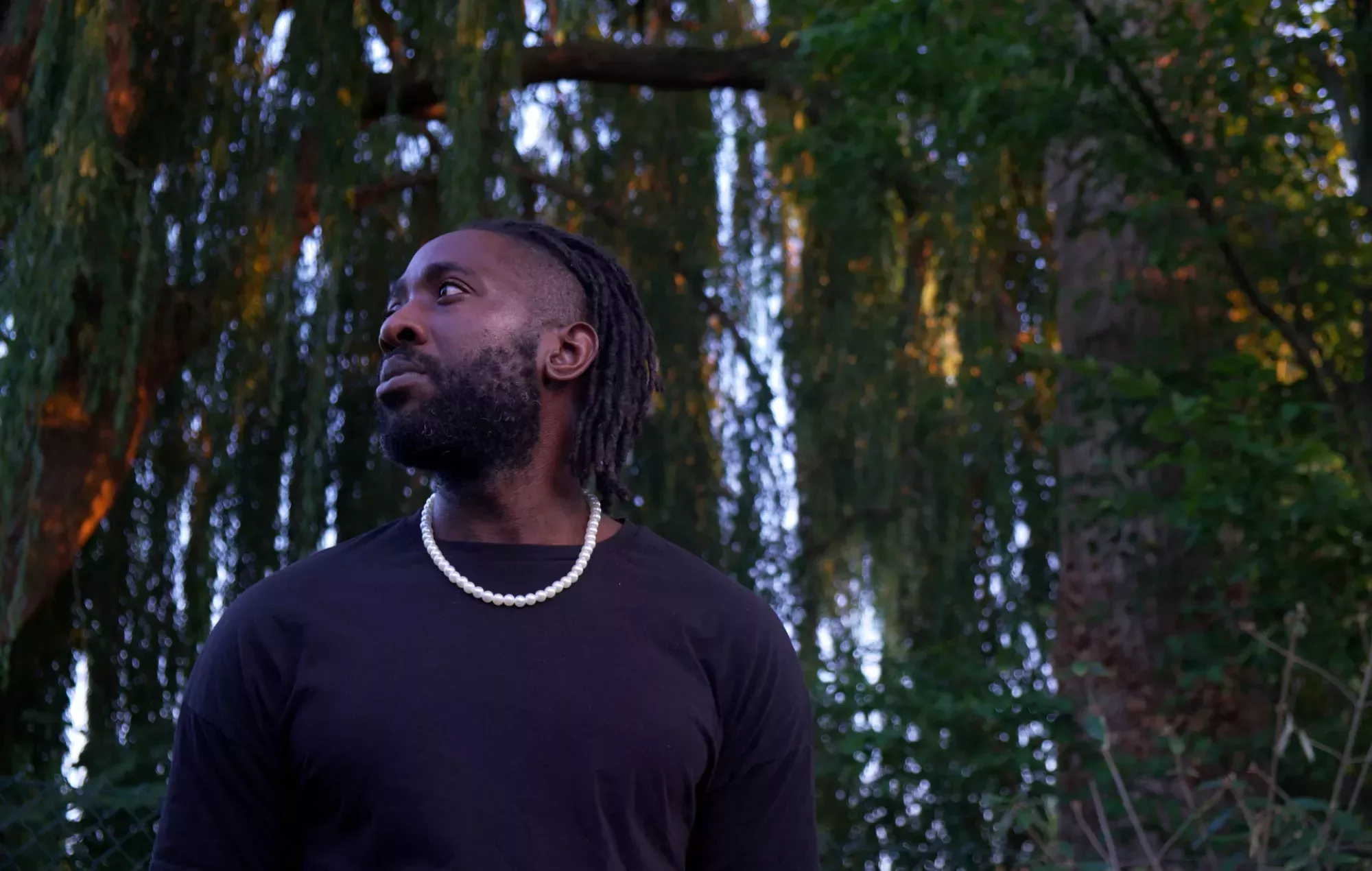 Kele Okereke anuncia su nuevo álbum 'The Flames pt. 2' y comparte el primer single 'Vandal'