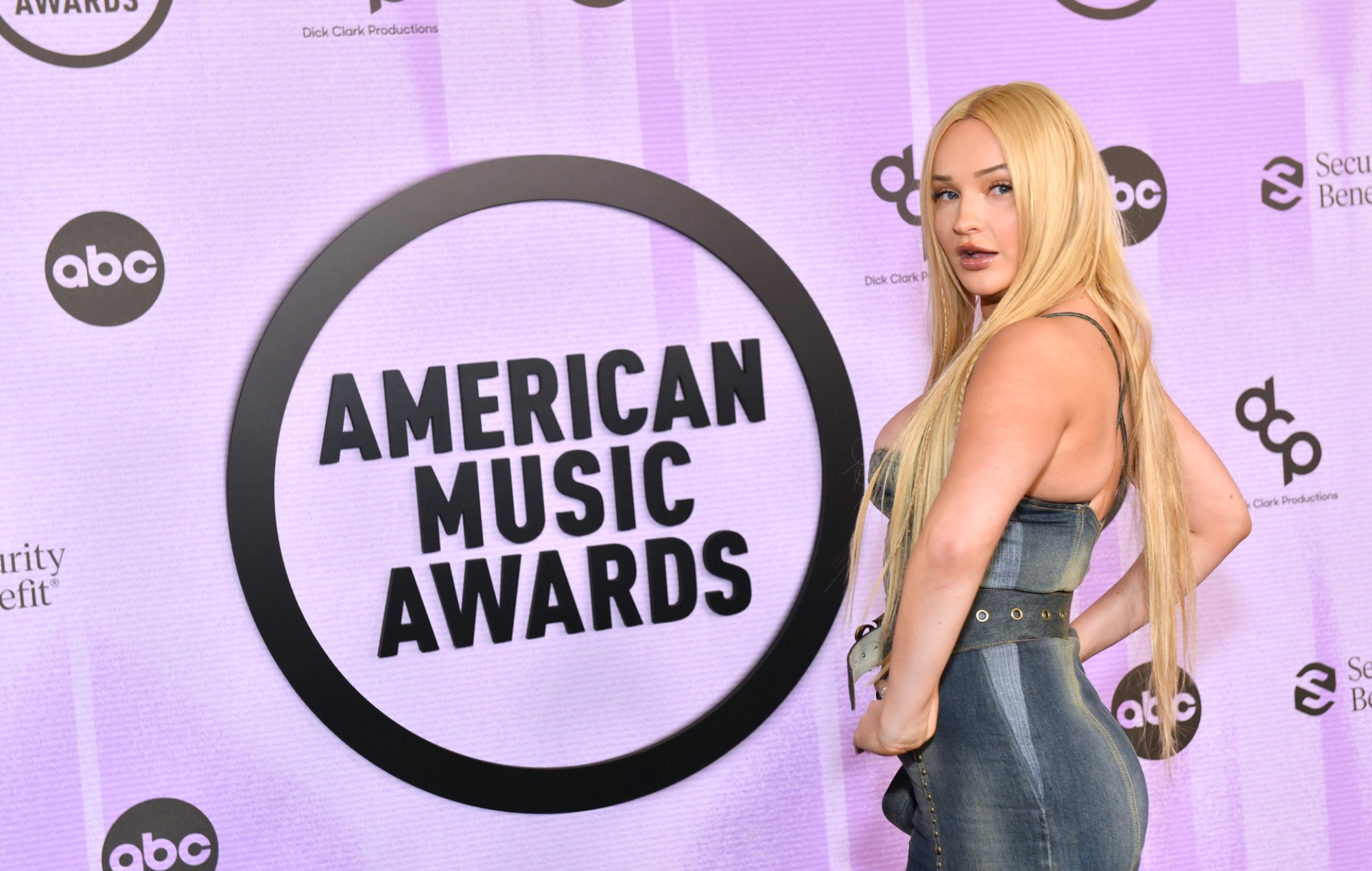 Kim Petras rinde homenaje a las víctimas del tiroteo de Colorado en los AMAs