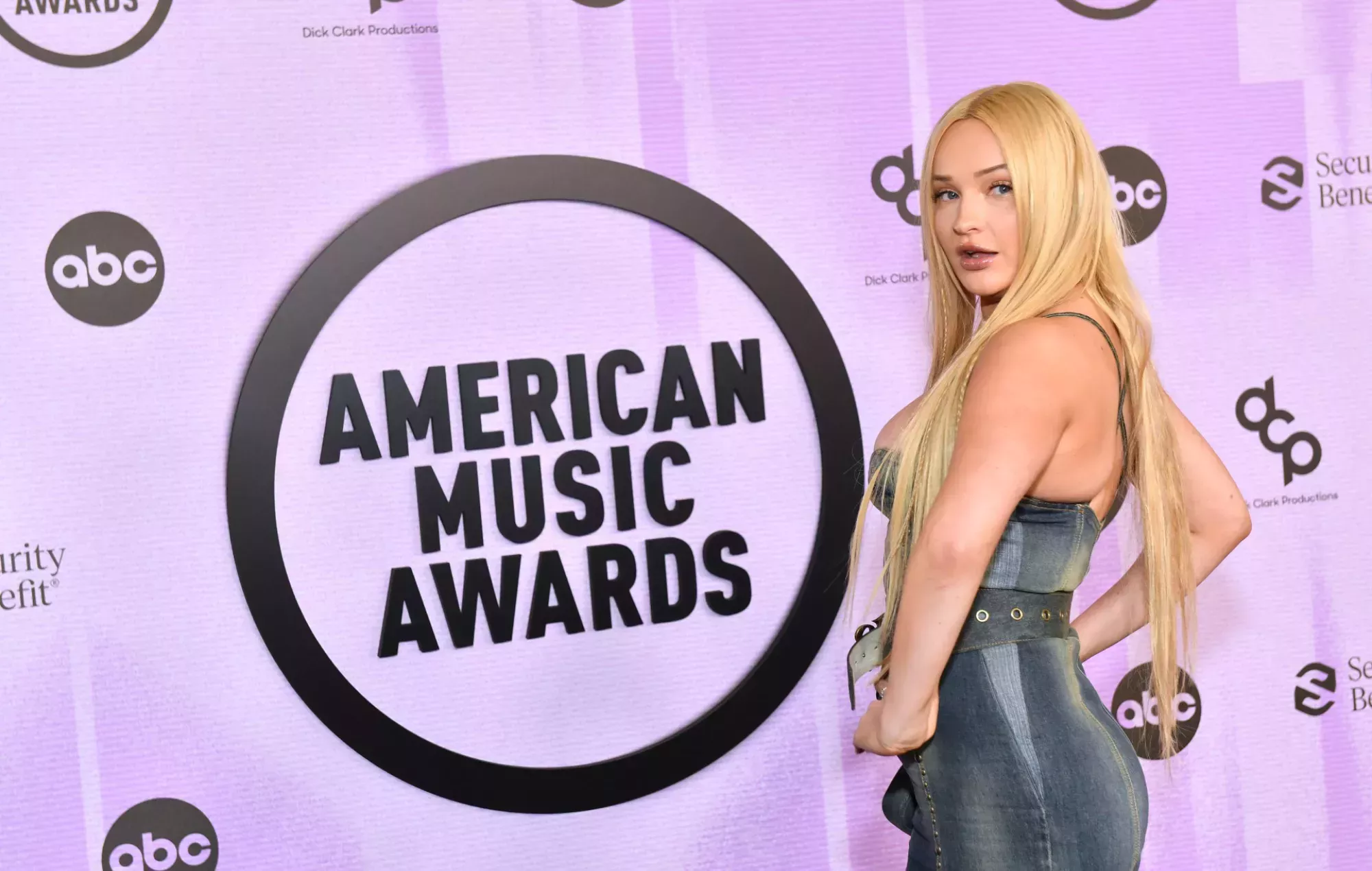 Kim Petras rinde homenaje a las víctimas del tiroteo de Colorado en los AMAs