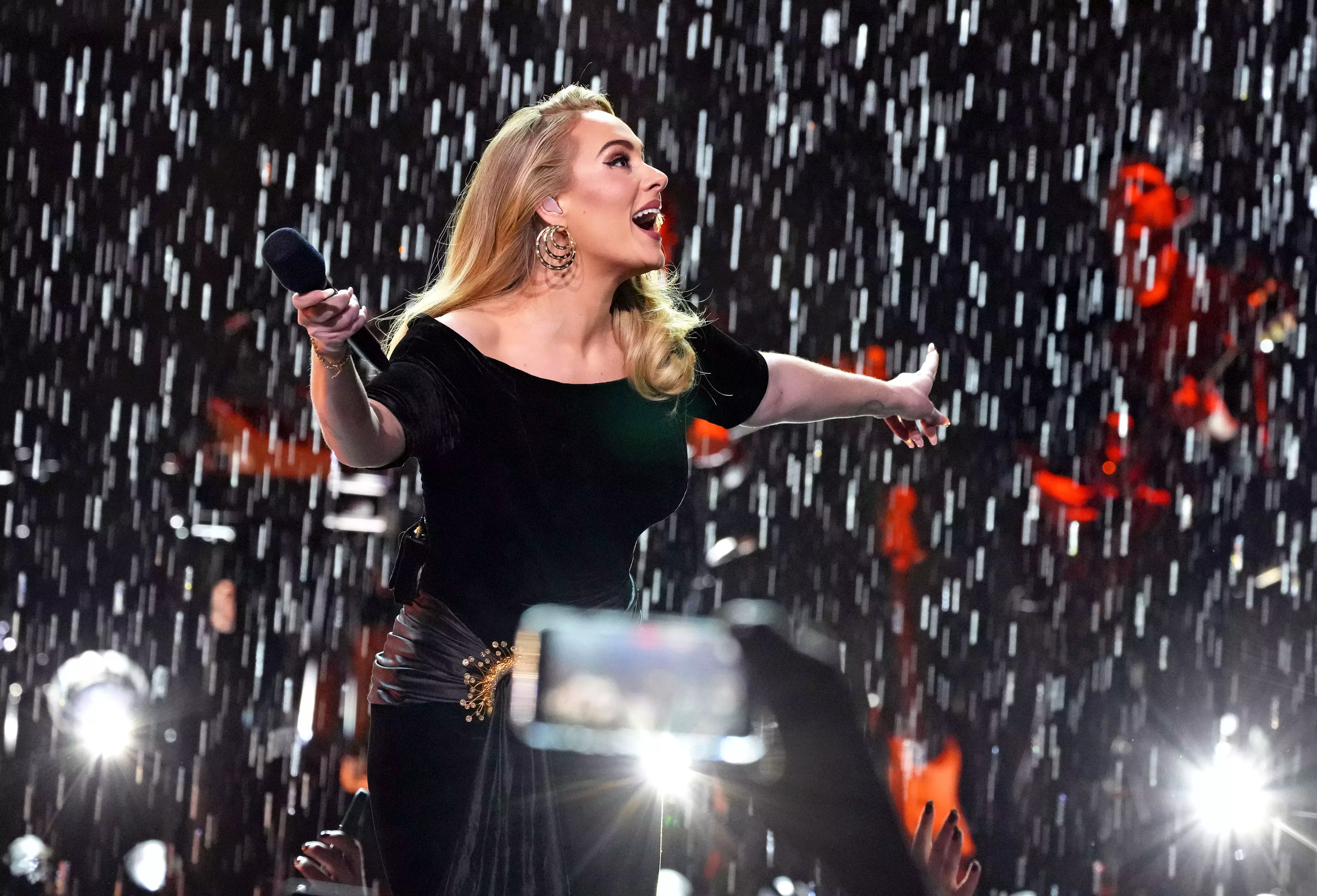 

	
		La residencia de Adele en Las Vegas se inaugura con la presencia de Tim Cook de Apple, James Corden y Baz Luhrmann
	
	