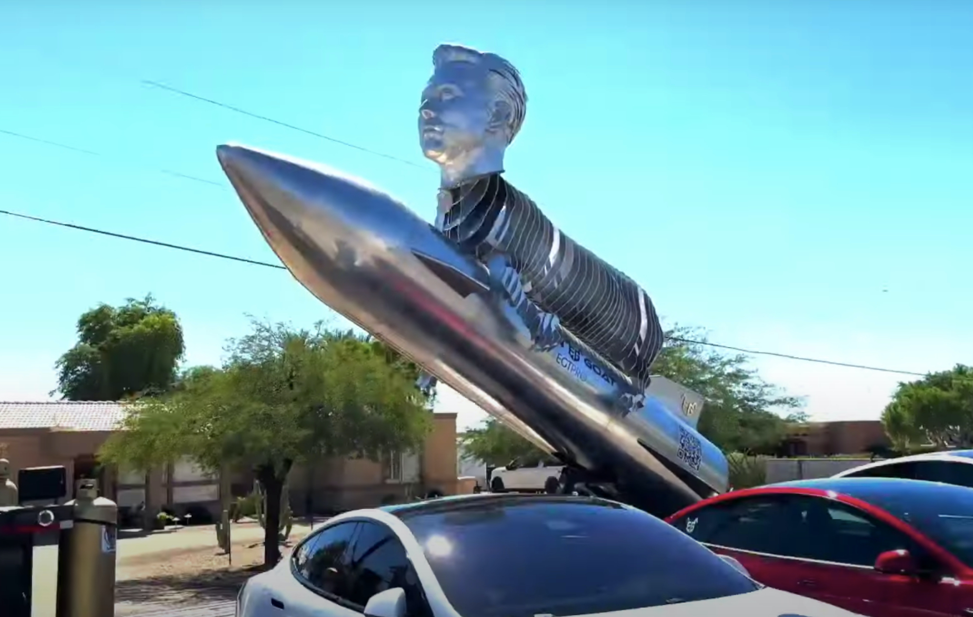 Los aficionados a las criptomonedas construyen a Elon Musk una estatua con su cabeza en un dogo montando un cohete