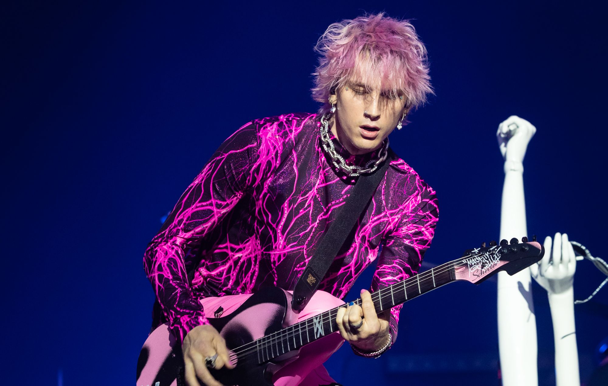Machine Gun Kelly comparte el atmosférico tema principal de 'Taurus'
