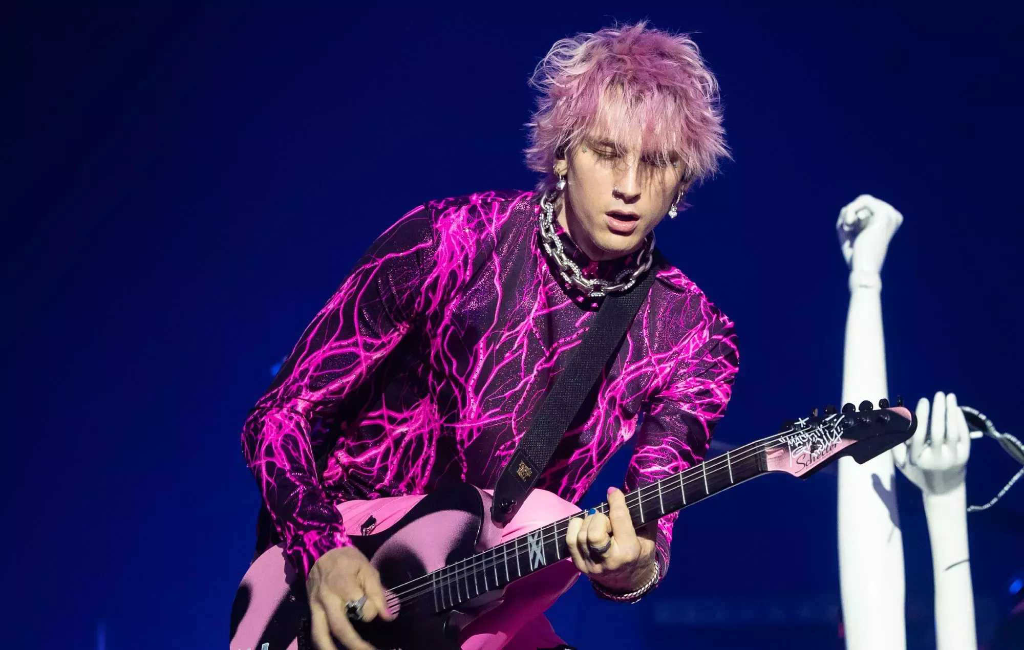 Machine Gun Kelly comparte el atmosférico tema principal de 'Taurus'