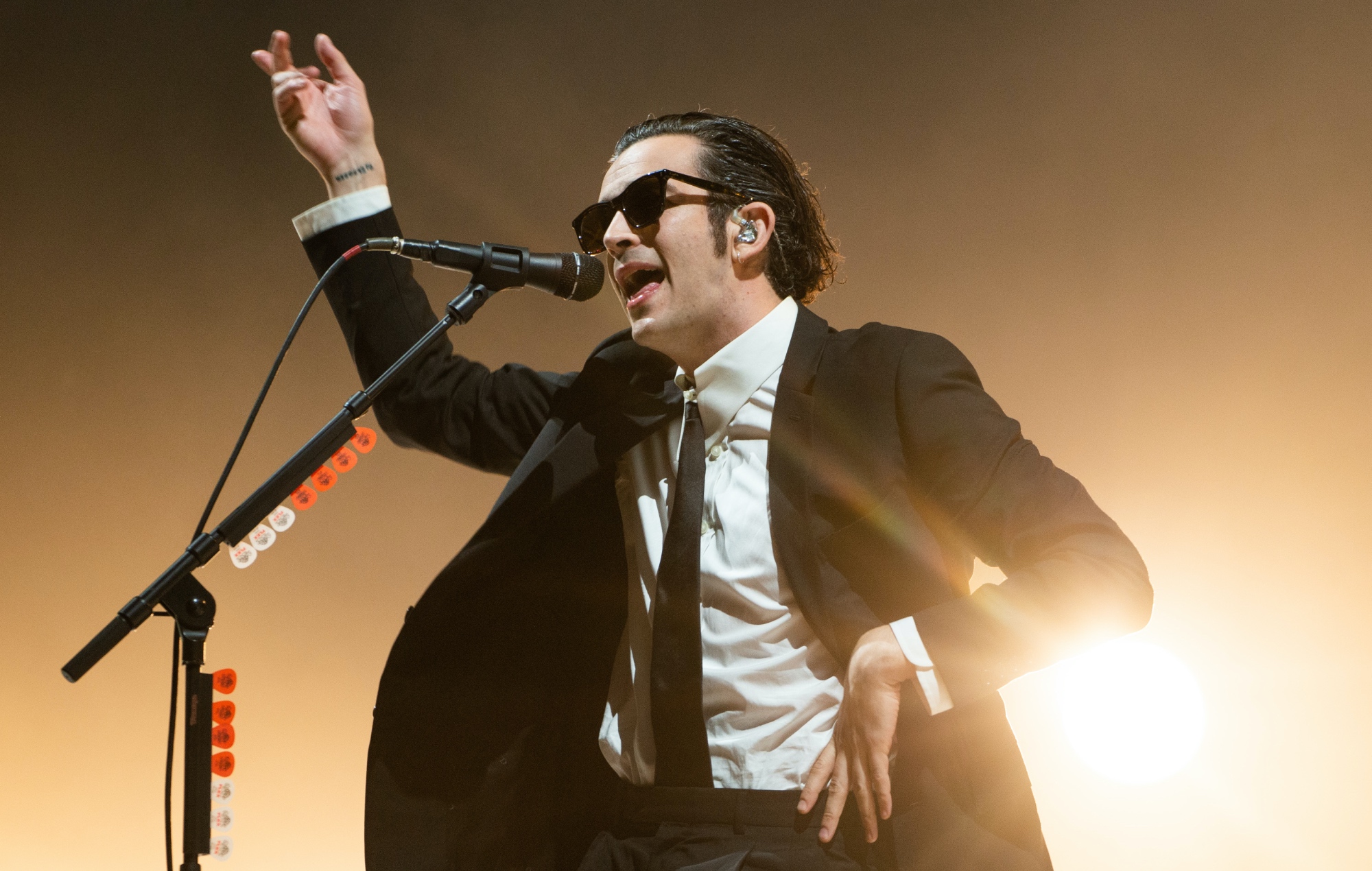 Matty Healy de The 1975 se hace viral por gritar a la seguridad con Auto-Tune