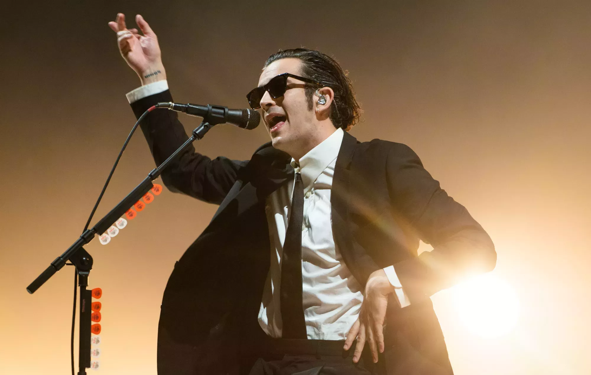 Matty Healy de The 1975 se hace viral por gritar a la seguridad con Auto-Tune