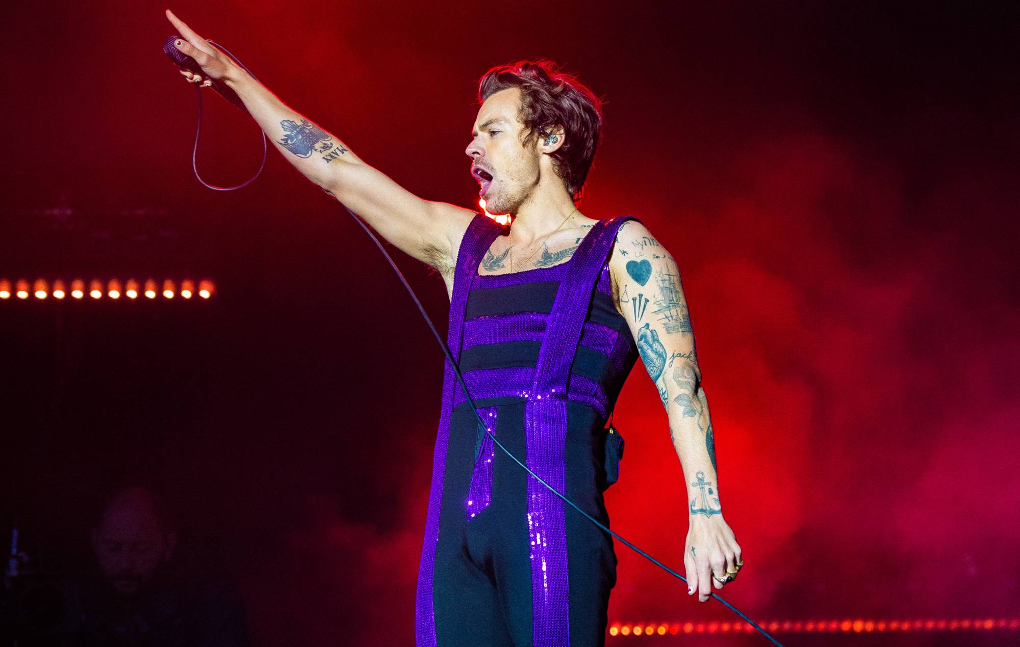 Mira cómo Harry Styles versiona 'Hopelessly Devoted To You' durante el espectáculo de Halloween