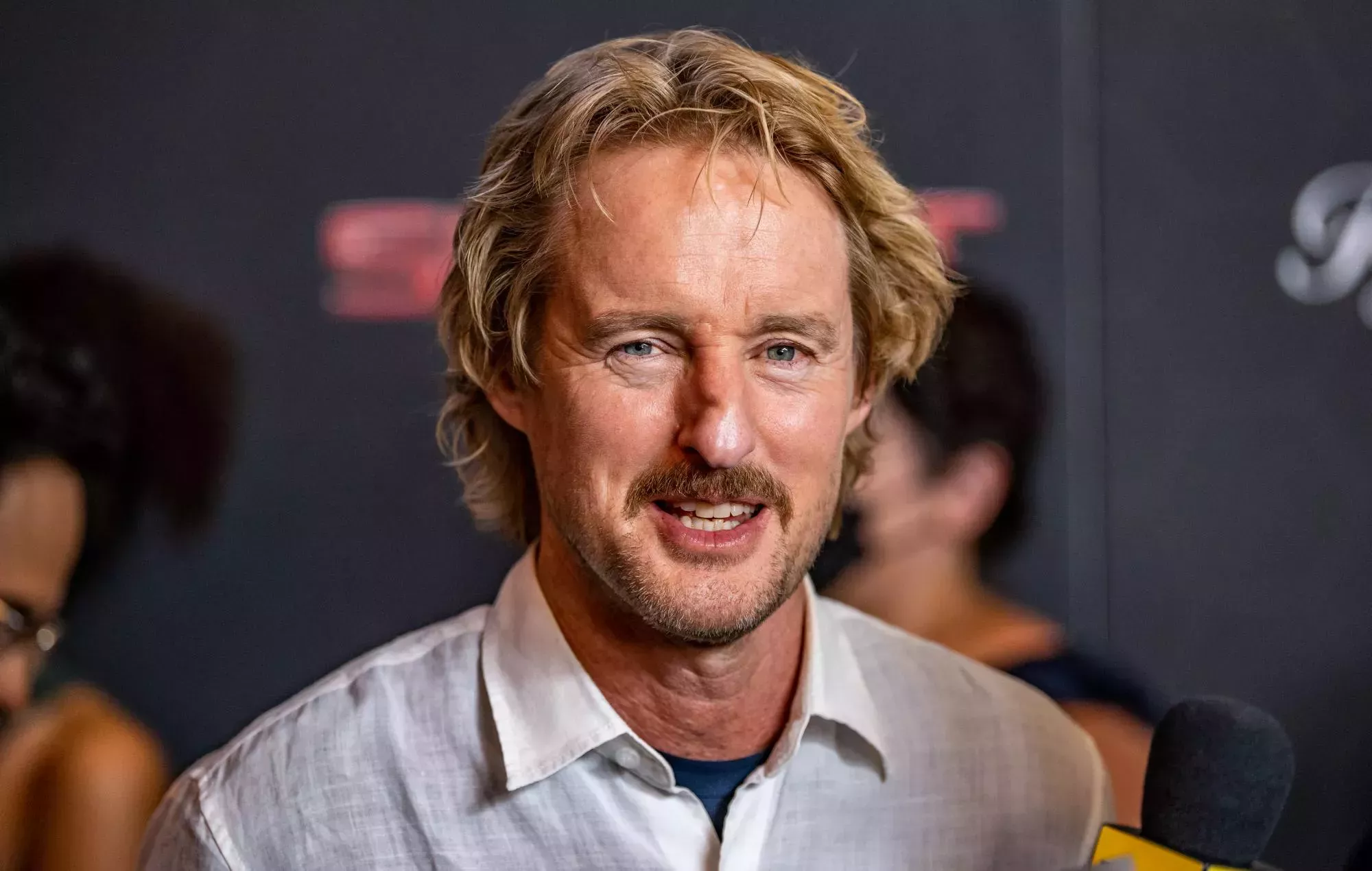 Owen Wilson estrena look al estilo Bob Ross para su nueva película 'Paint'