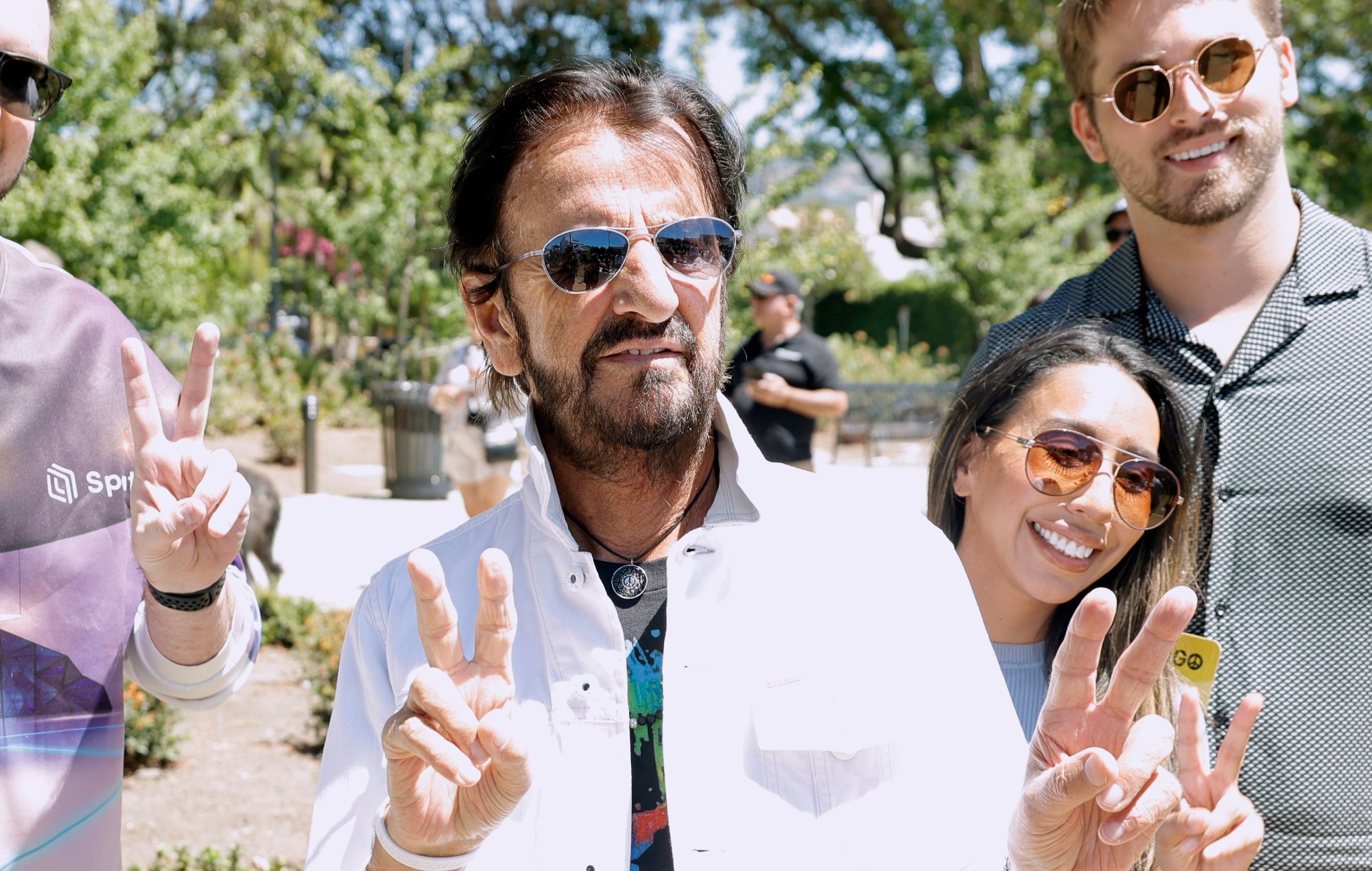 Ringo Starr venderá estatuas de manos de "paz y amor" con fines benéficos