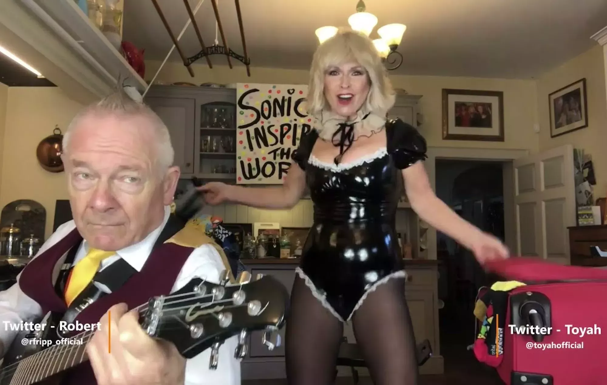 Robert Fripp y Toyah Willcox hacen las maletas para una enérgica versión de 'Have Love Will Travel'