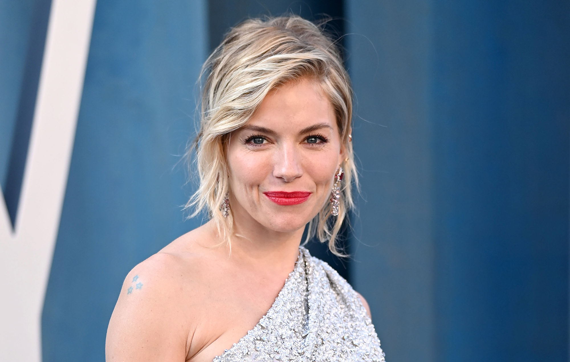 Sienna Miller dice que el productor la mandó a "la mierda" por la igualdad salarial