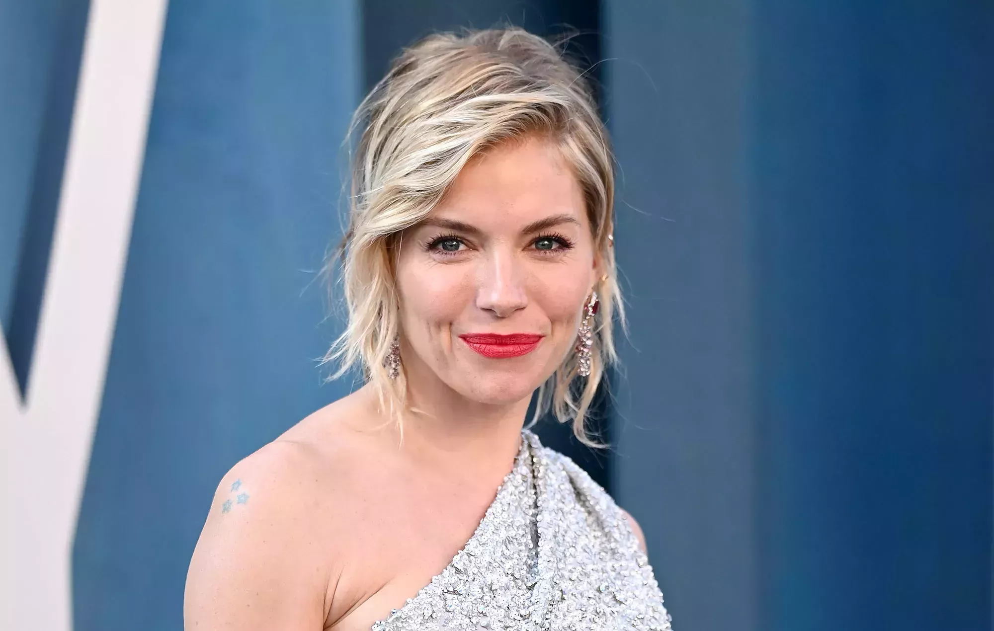 Sienna Miller dice que el productor la mandó a 