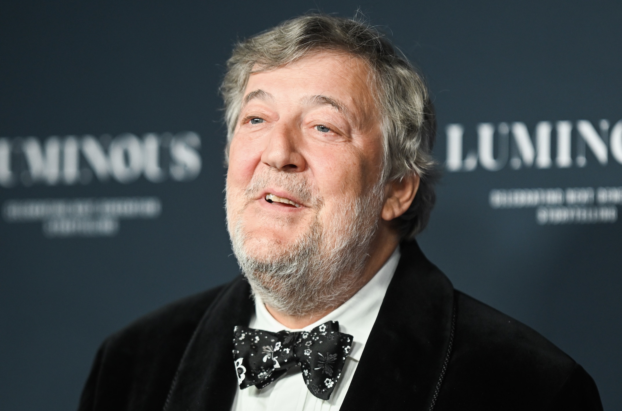 Stephen Fry abandona Twitter tras la adquisición de Elon Musk
