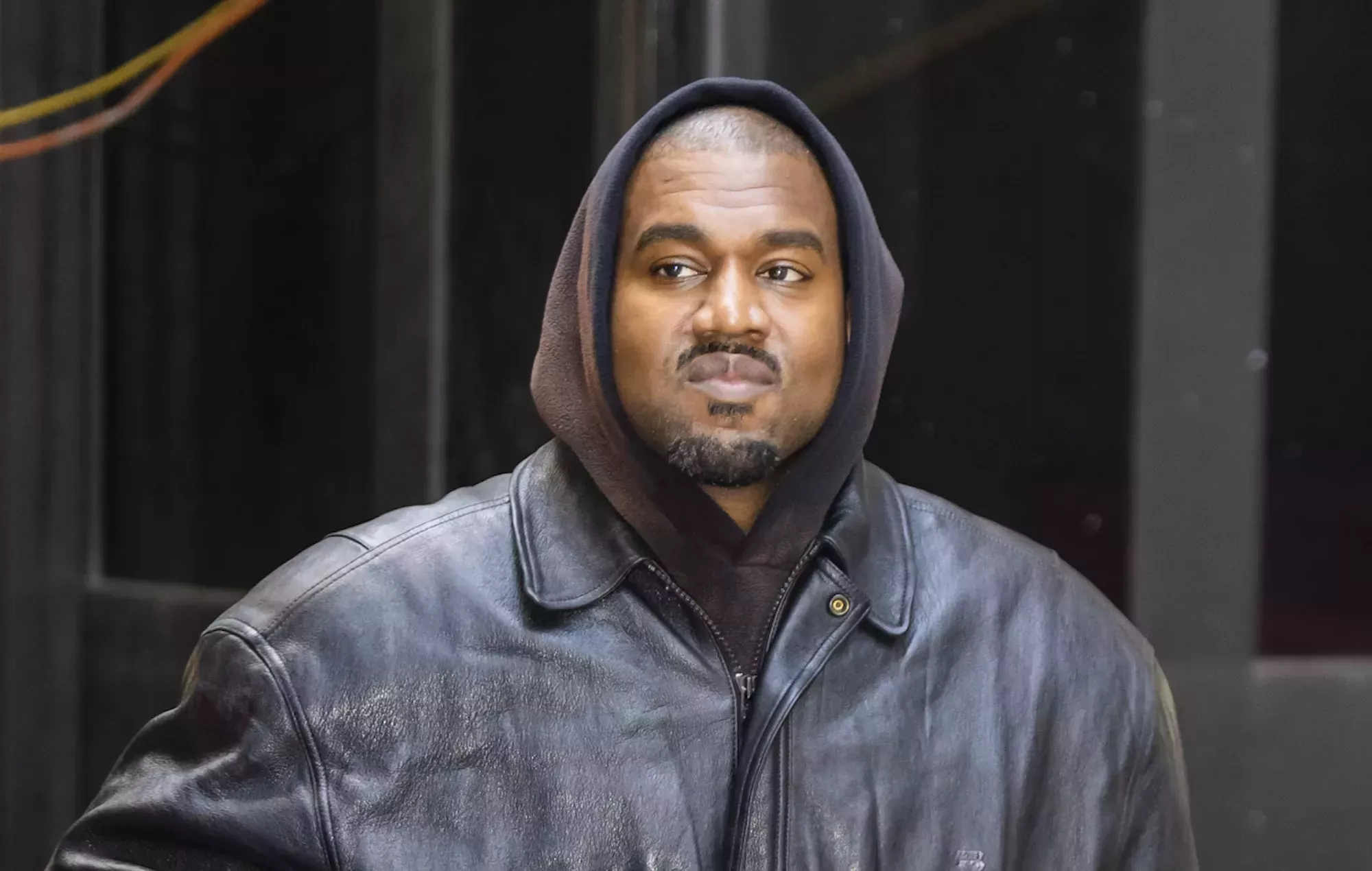 Un hombre quema unos Yeezys valorados en 15.000 dólares en respuesta a los comentarios antisemitas de Kanye West