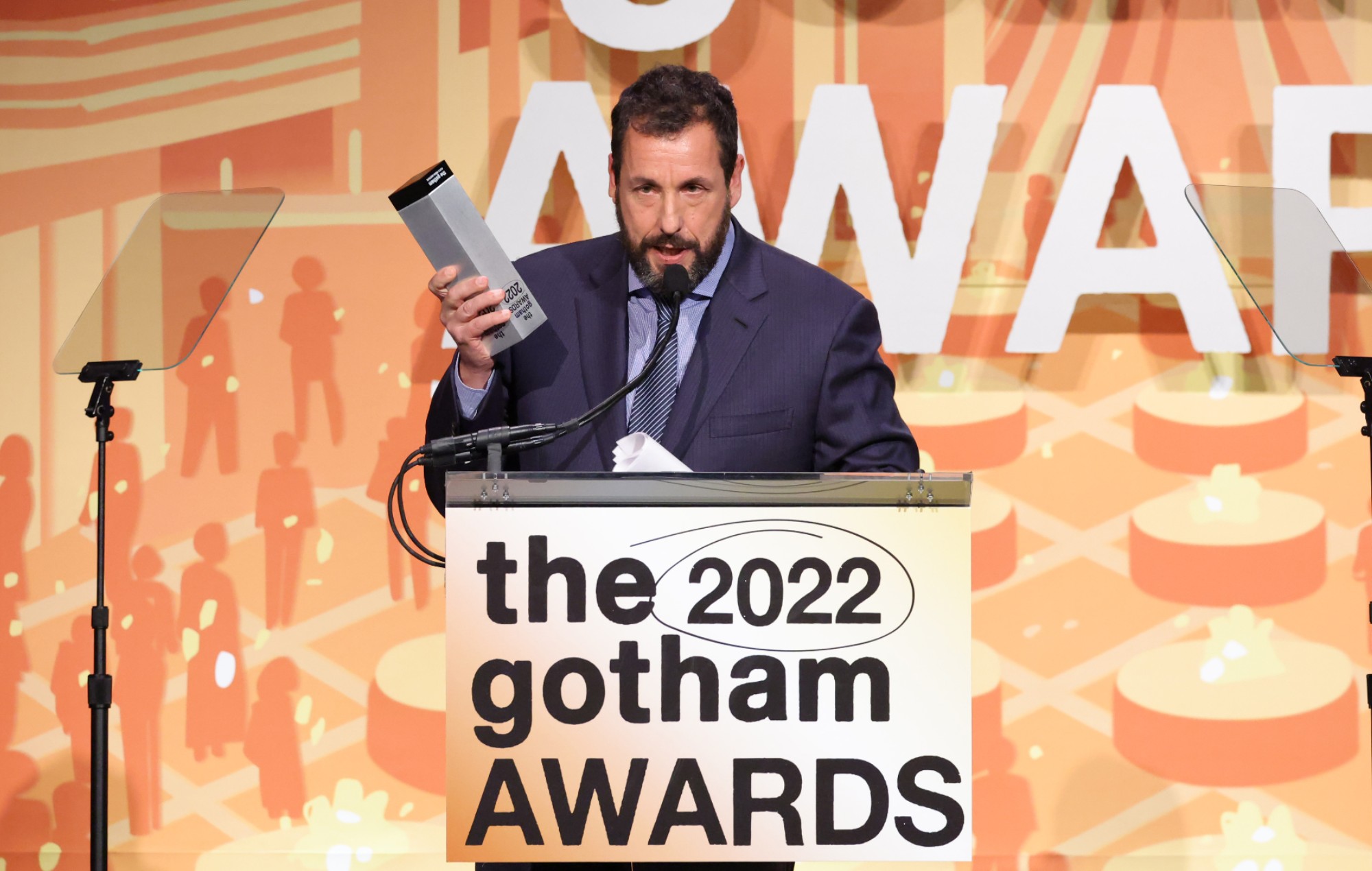 Vea a Adam Sandler dar un hilarante discurso "escrito por sus hijas" en los Premios Gotham