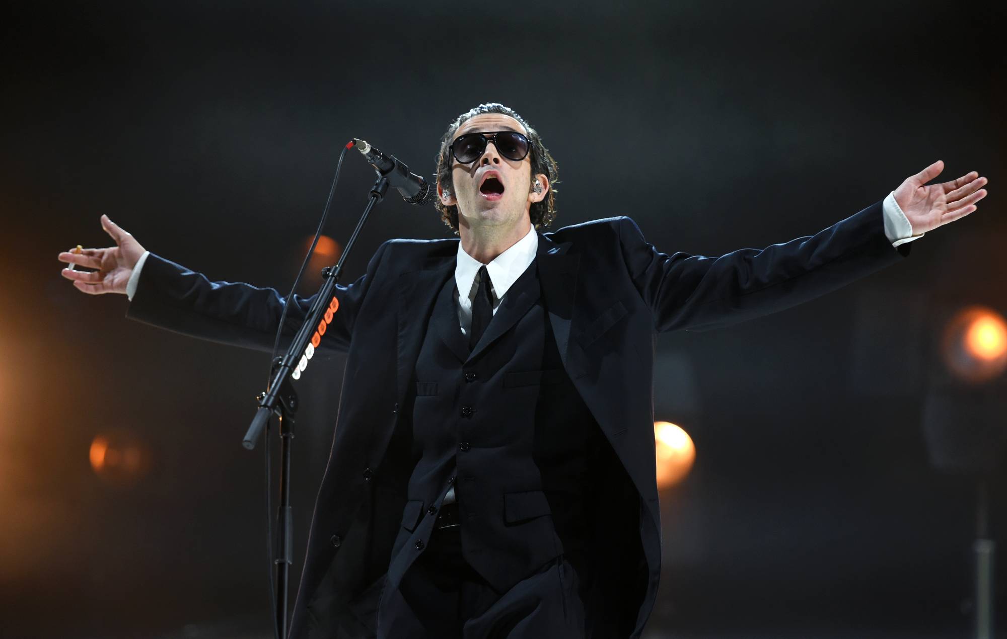 Vea a Matty Healy de The 1975 compartir un beso en el escenario con sus fans