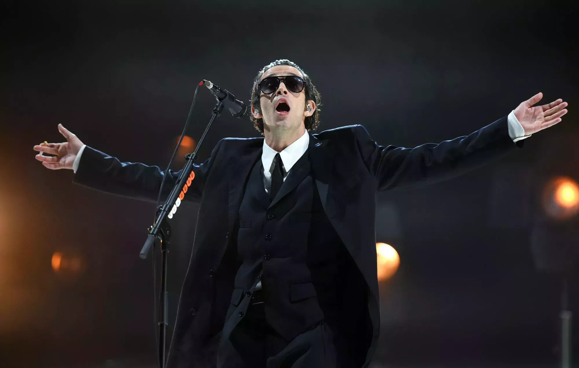 Vea a Matty Healy de The 1975 compartir un beso en el escenario con sus fans