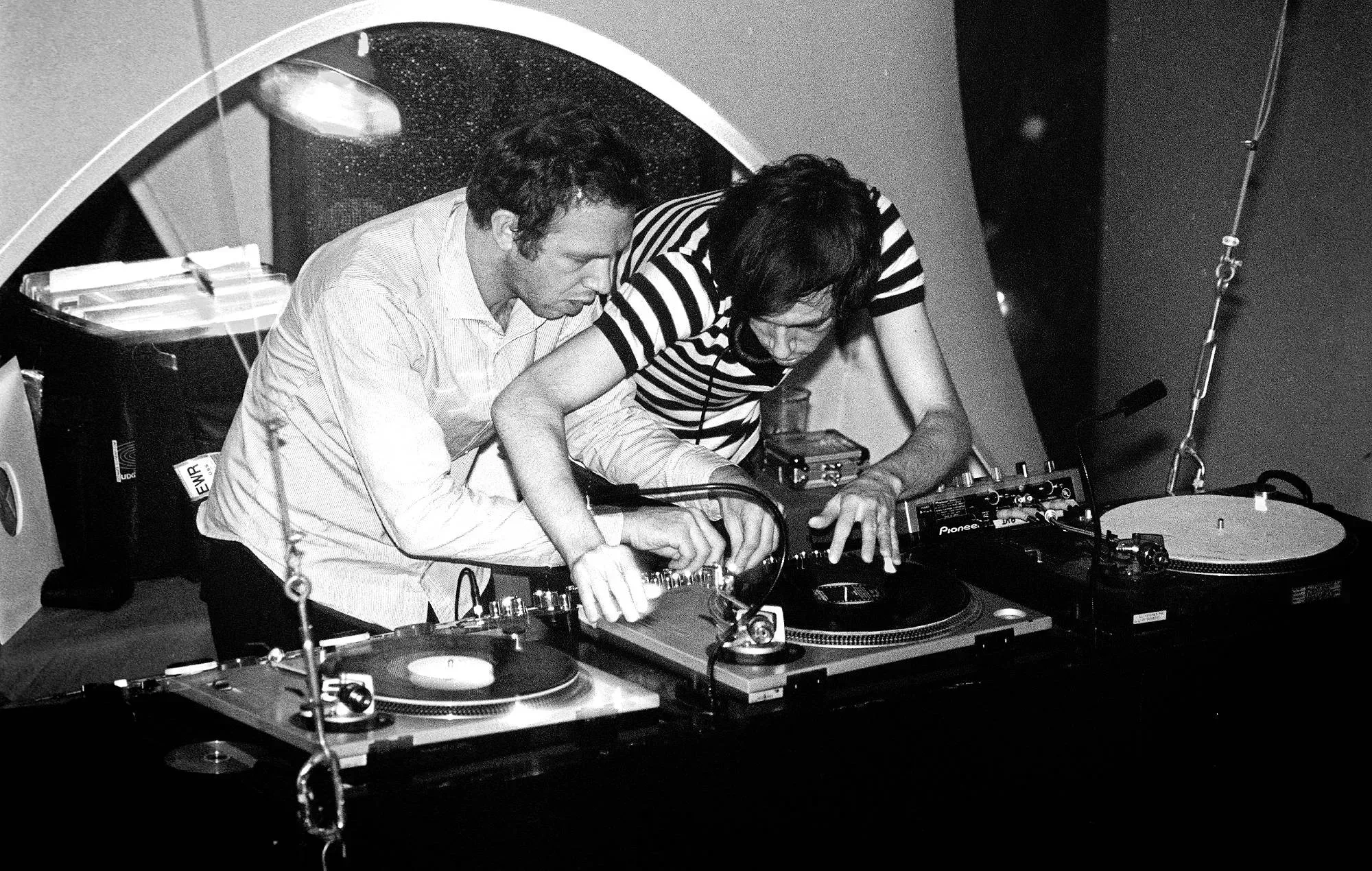 2ManyDJs: