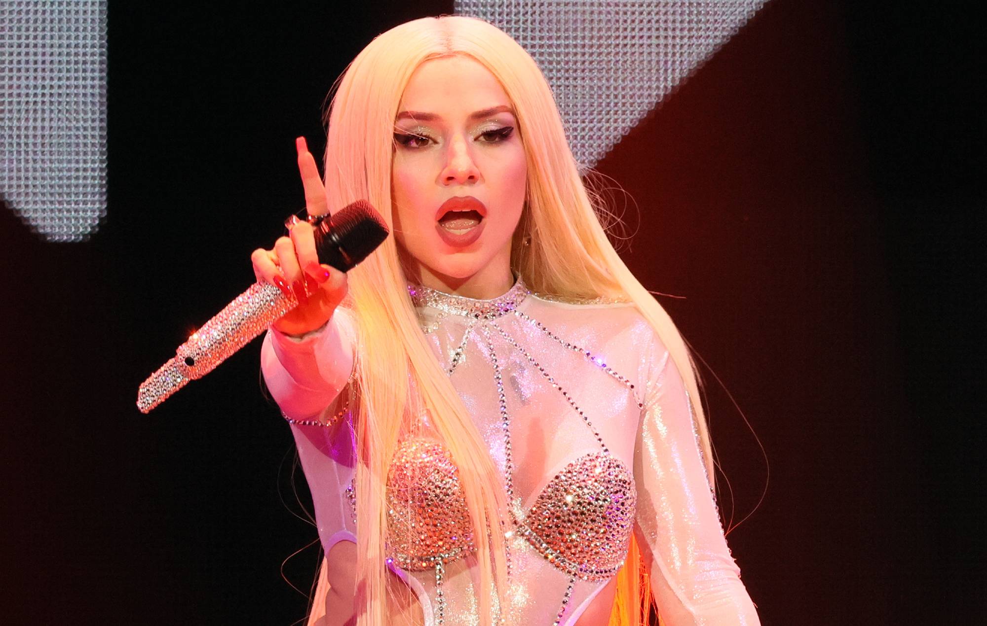 Ava Max presenta sus nuevas canciones "In The Dark" y "Last Night On Earth".