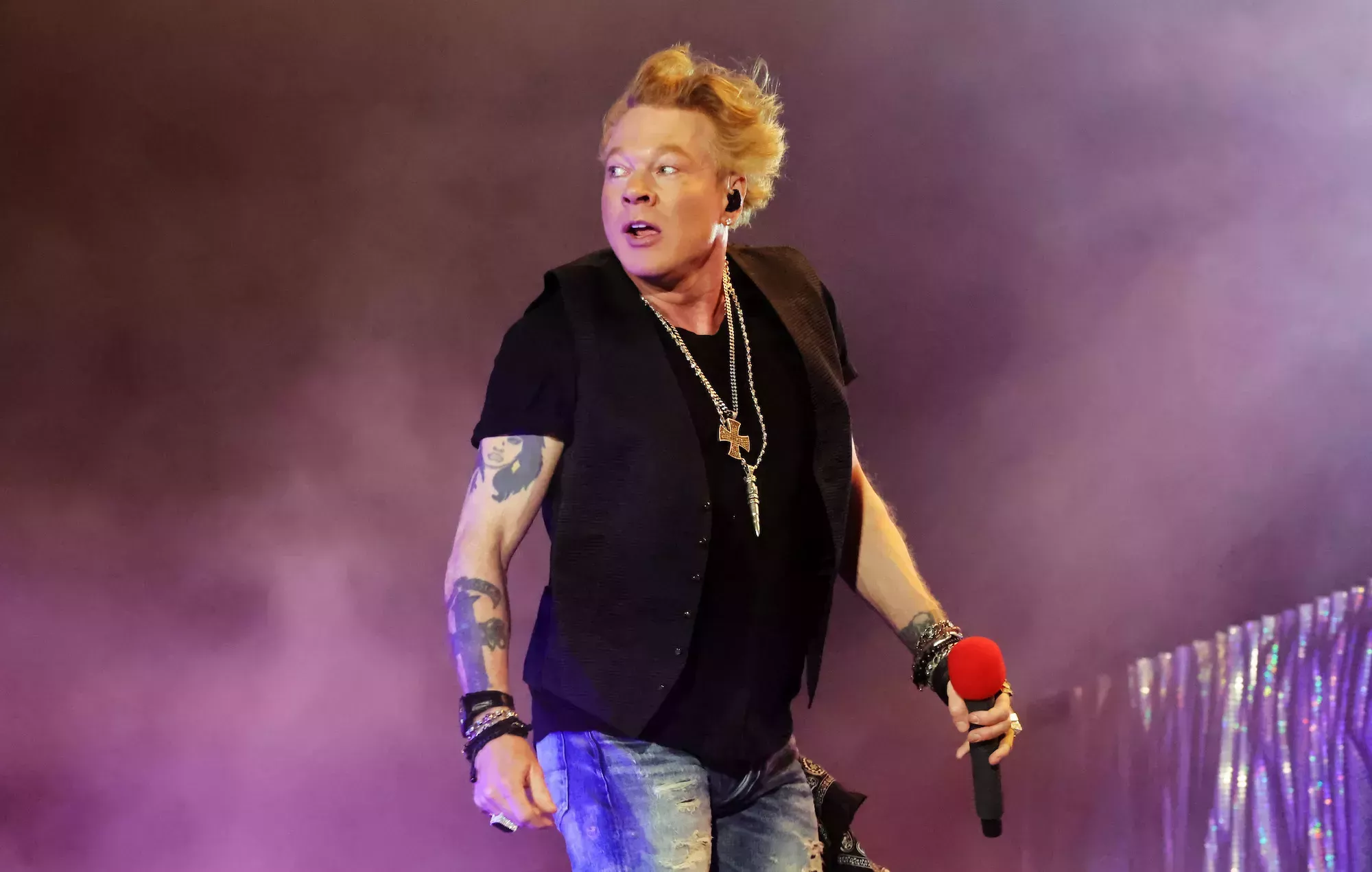 Axl Rose dice que dejará de lanzar el micrófono al público después de que una mujer denuncie una lesión en un concierto de Guns N' Roses