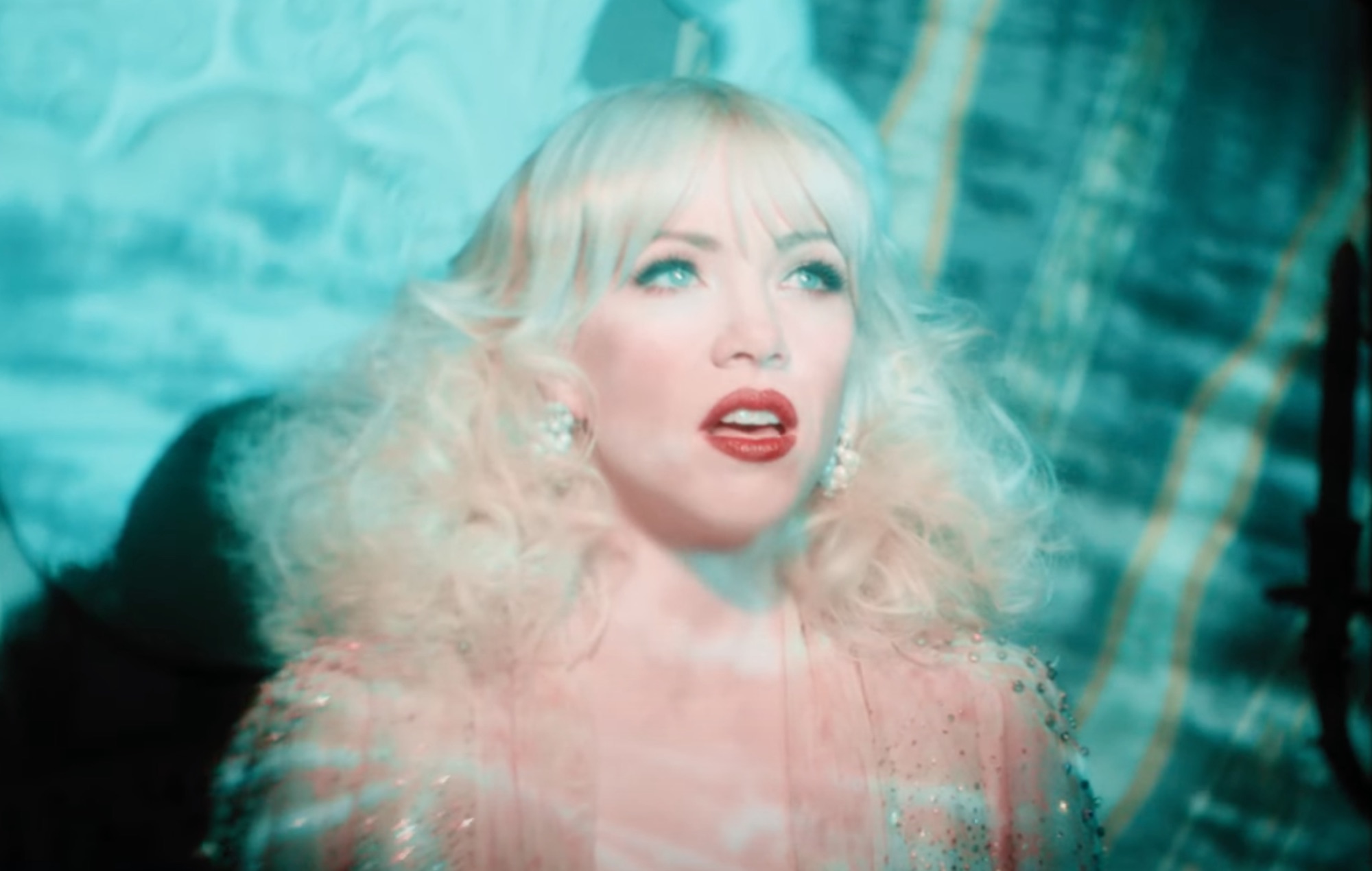 Carly Rae Jepsen se adueña de Broadway en el nuevo y glamuroso vídeo de "Surrender My Heart
