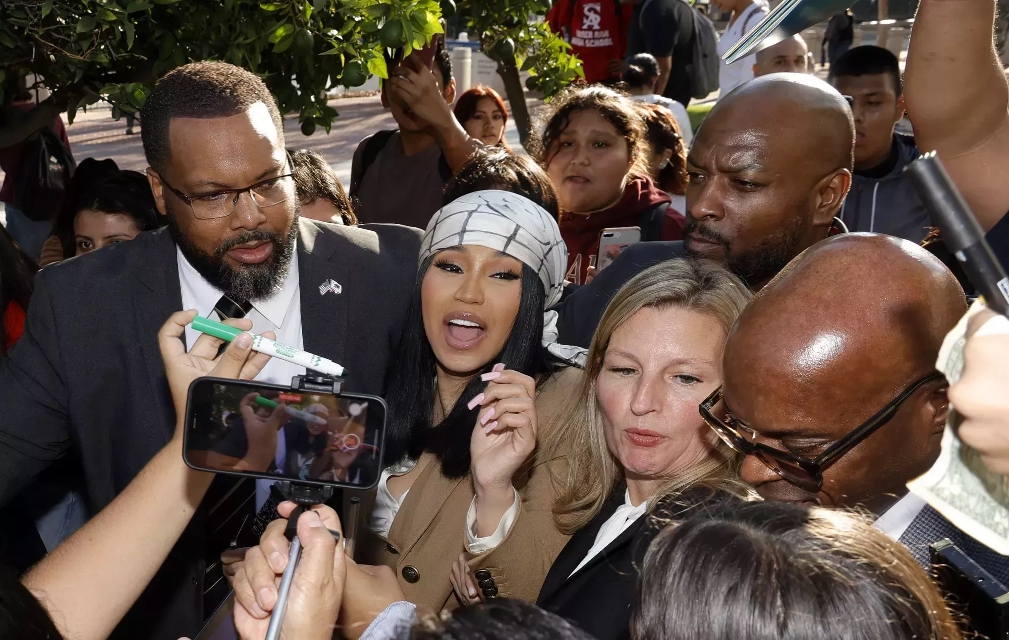 Condenan a la denunciante de Cardi B a pagar sus honorarios legales tras demandarla por el uso de su tatuaje en la espalda