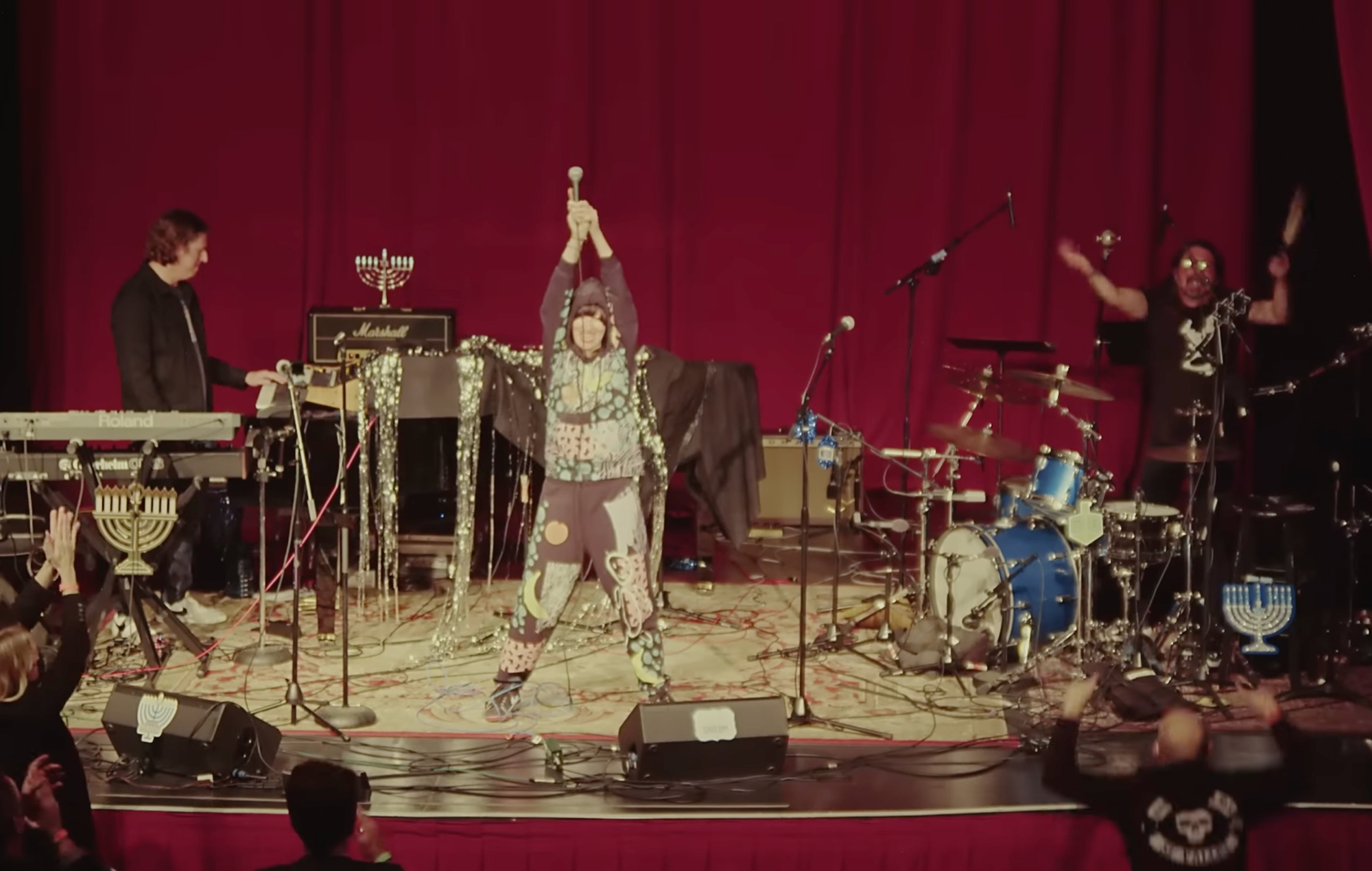 Dave Grohl y Greg Kurstin versionan a Yeah Yeah Yeahs con Karen O para 'Hanukkah Sessions' de 2022