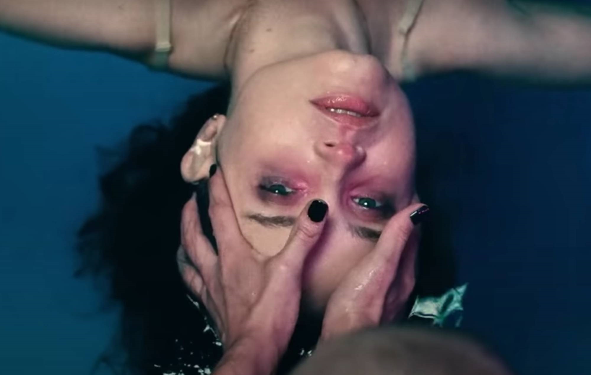 El proyecto paralelo de Chino Moreno, Crosses, comparte el vídeo de su nueva canción "Holier".