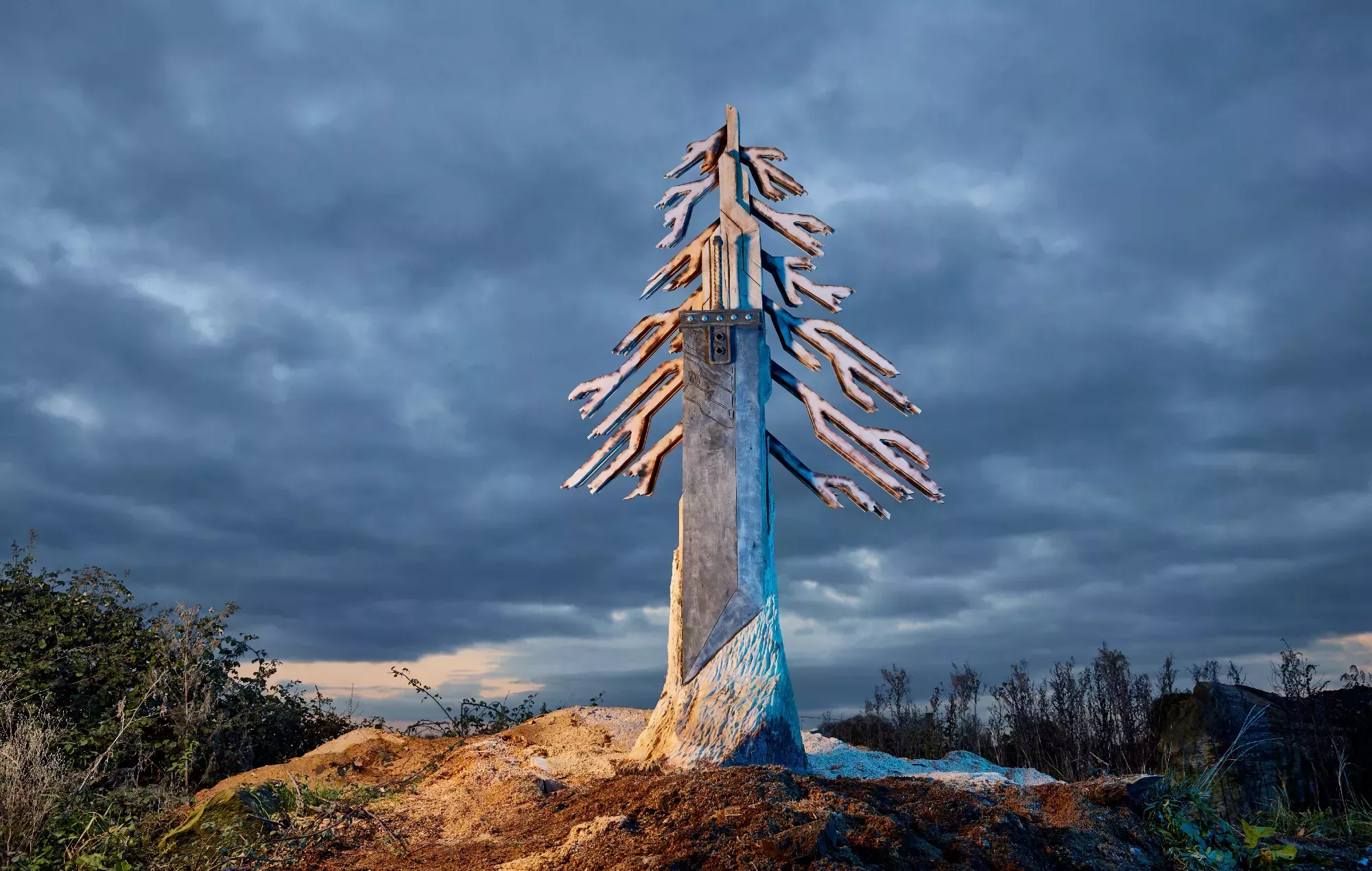 El remaster de 'Crisis Core' celebra su lanzamiento con una festiva escultura del árbol de Buster Sword