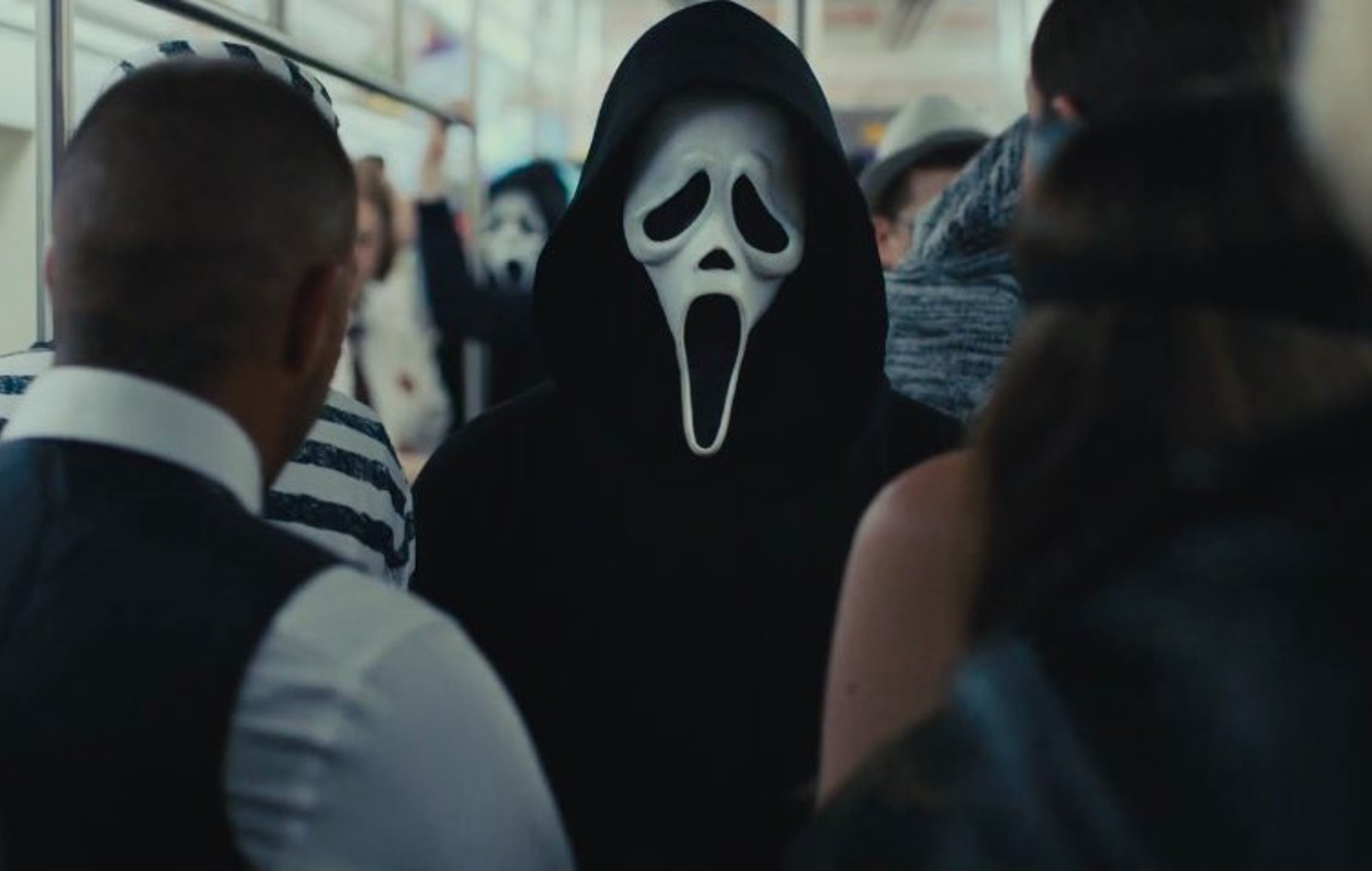 Ghostface persigue a Jenna Ortega en el metro en el tráiler de 'Scream 6'
