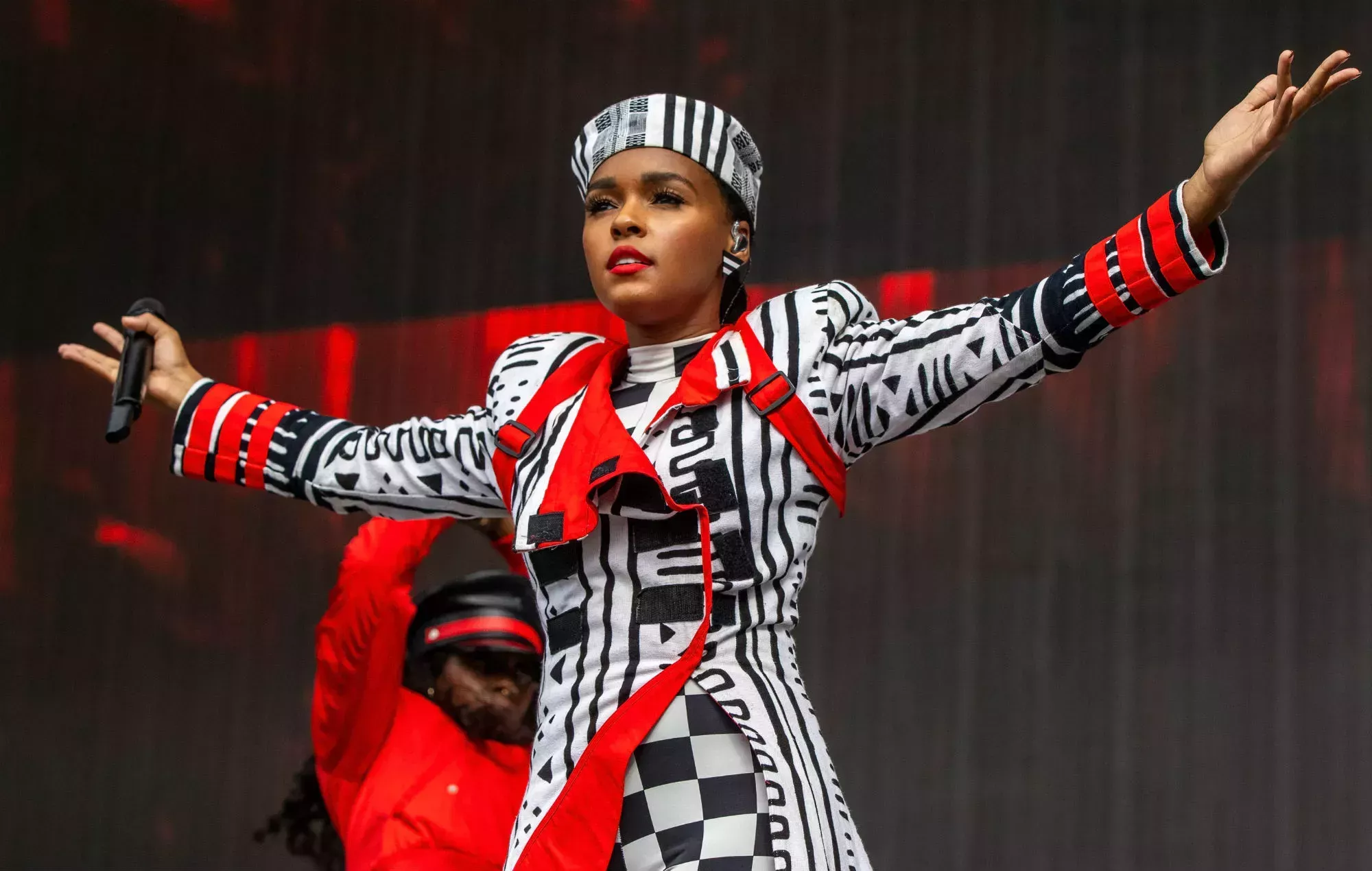 Janelle Monáe se burla de su nuevo álbum: 