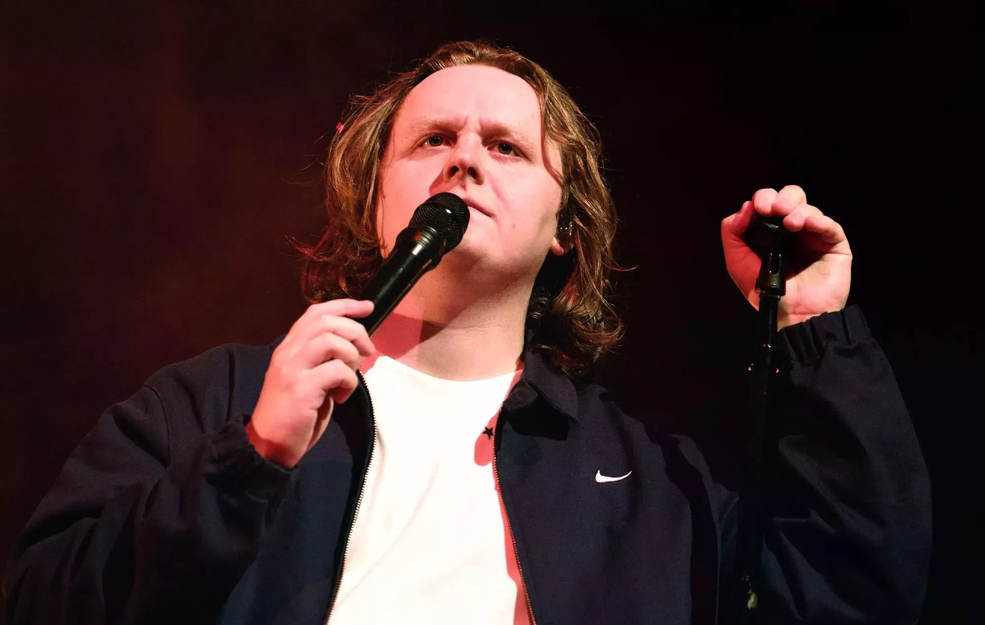 Lewis Capaldi responde a las quejas sobre su titular en Reading & Leeds: 