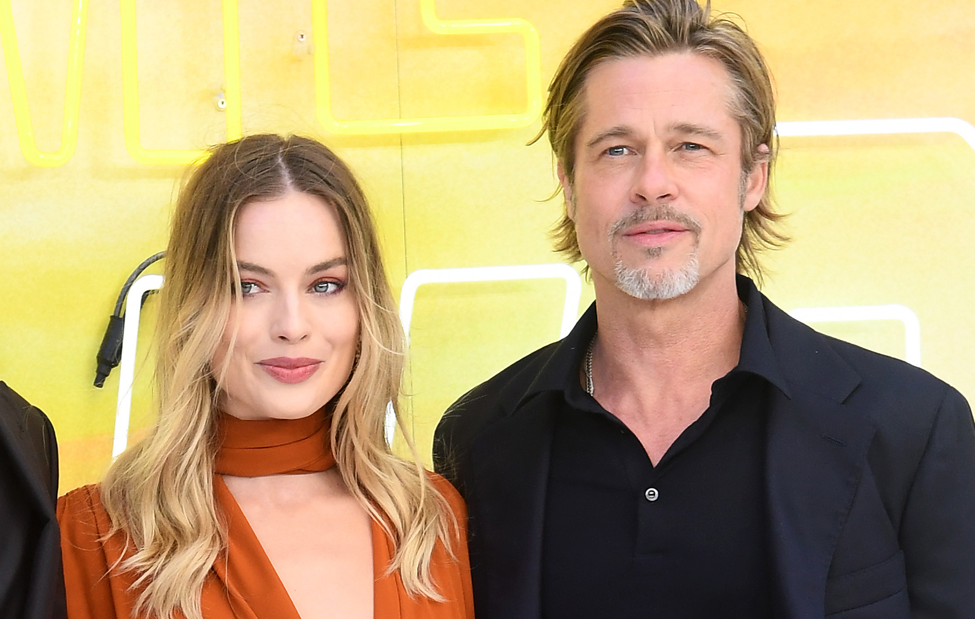 Margot Robbie responde a las críticas por su "beso no guionizado" con Brad Pitt en el plató de 'Babylon'