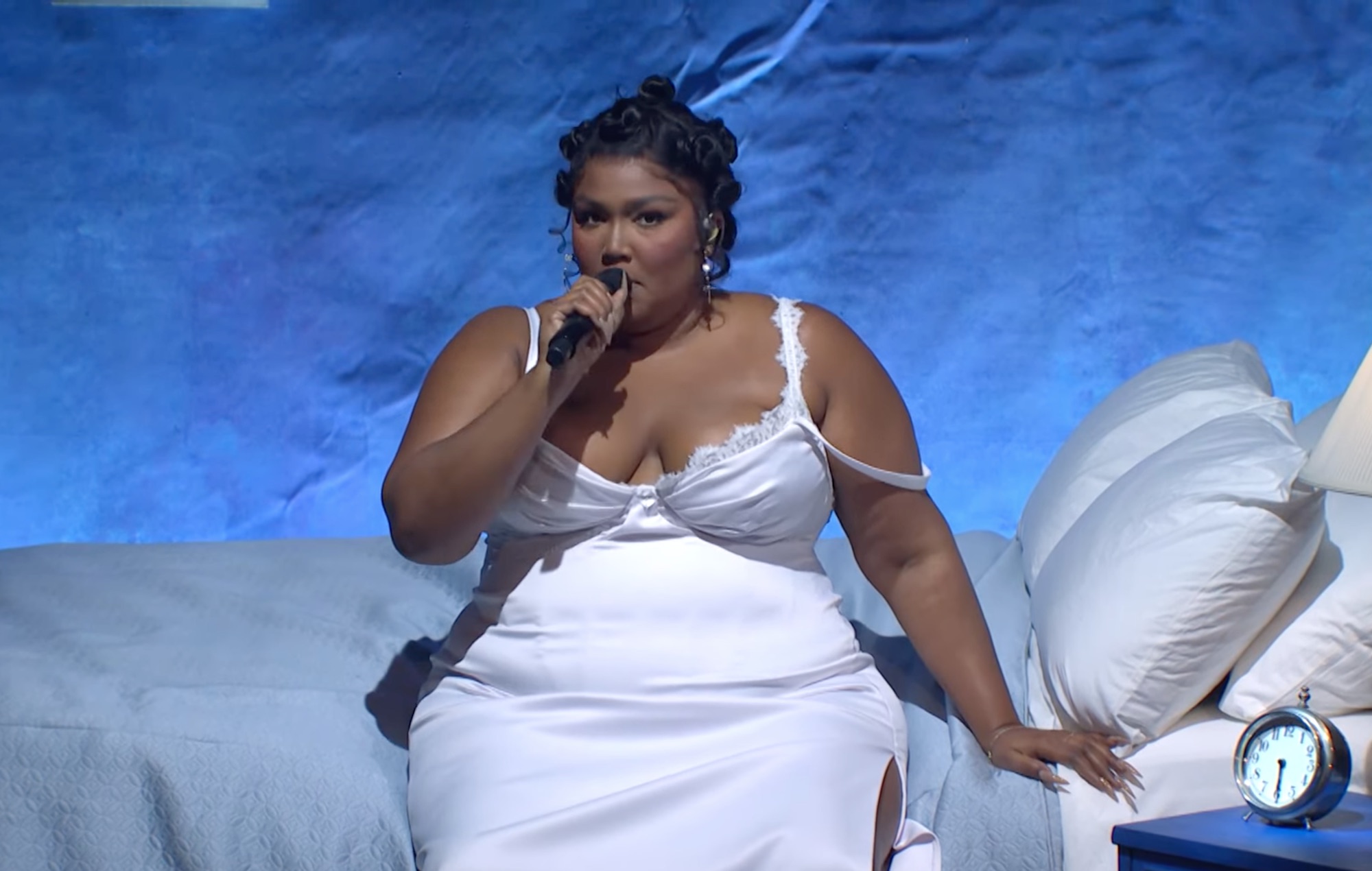 Mira a Lizzo llevar 'Someday At Christmas' y 'Break Up Twice' a 'SNL'