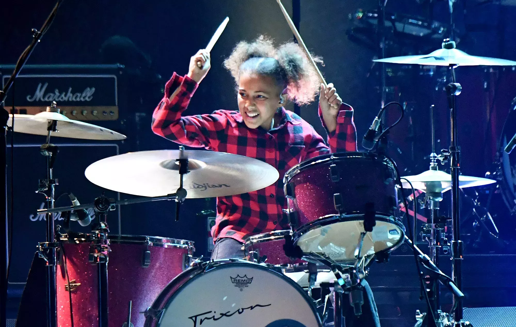 Nandi Bushell toca el bajo, la batería y el saxofón en una versión funky de