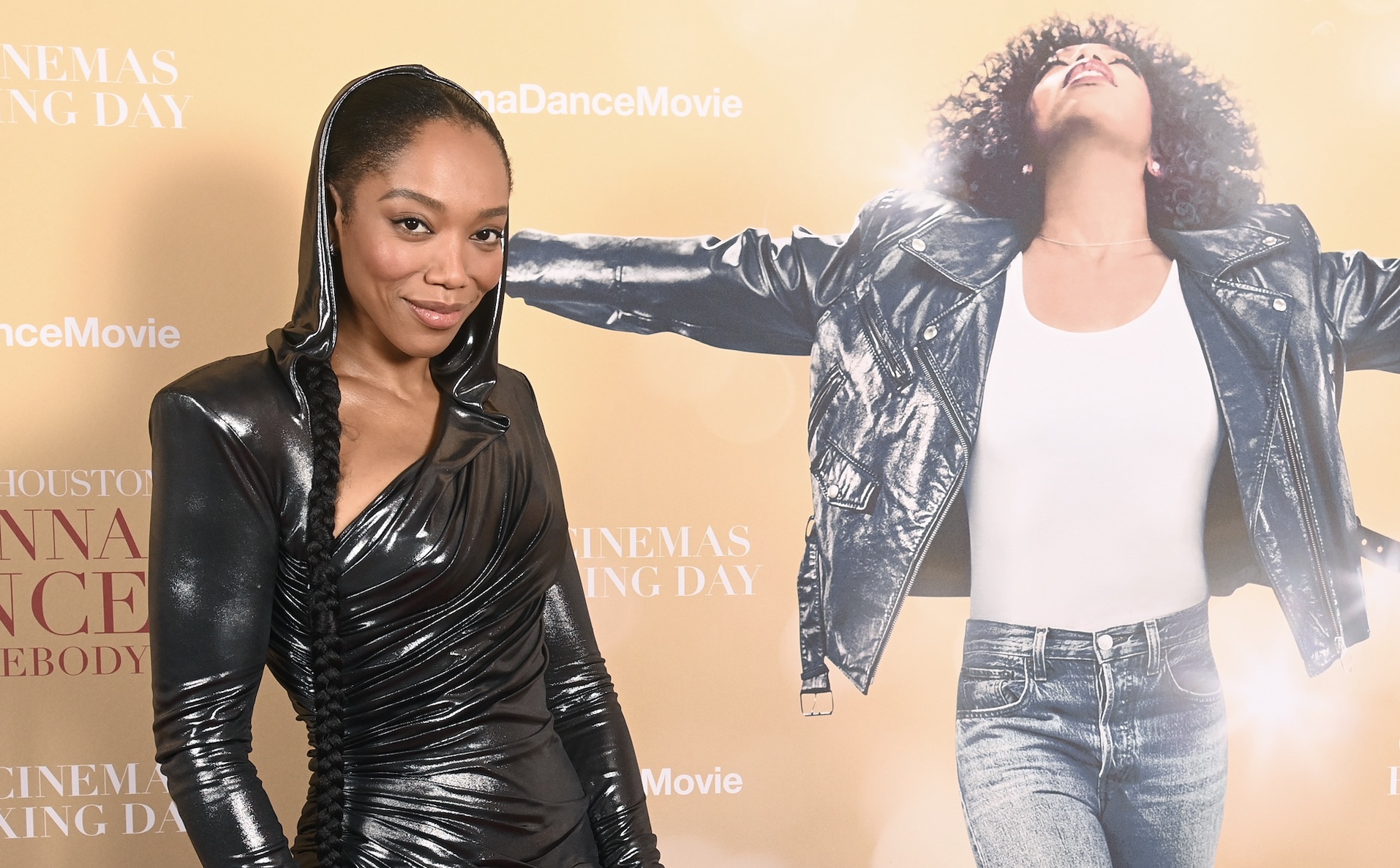 Naomi Ackie dice que se pone en "la línea de fuego" por interpretar a Whitney Houston en el nuevo biopic