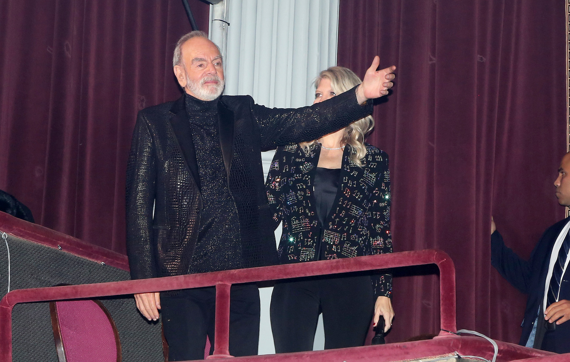 Neil Diamond sale de su retiro para cantar "Sweet Caroline" en Broadway