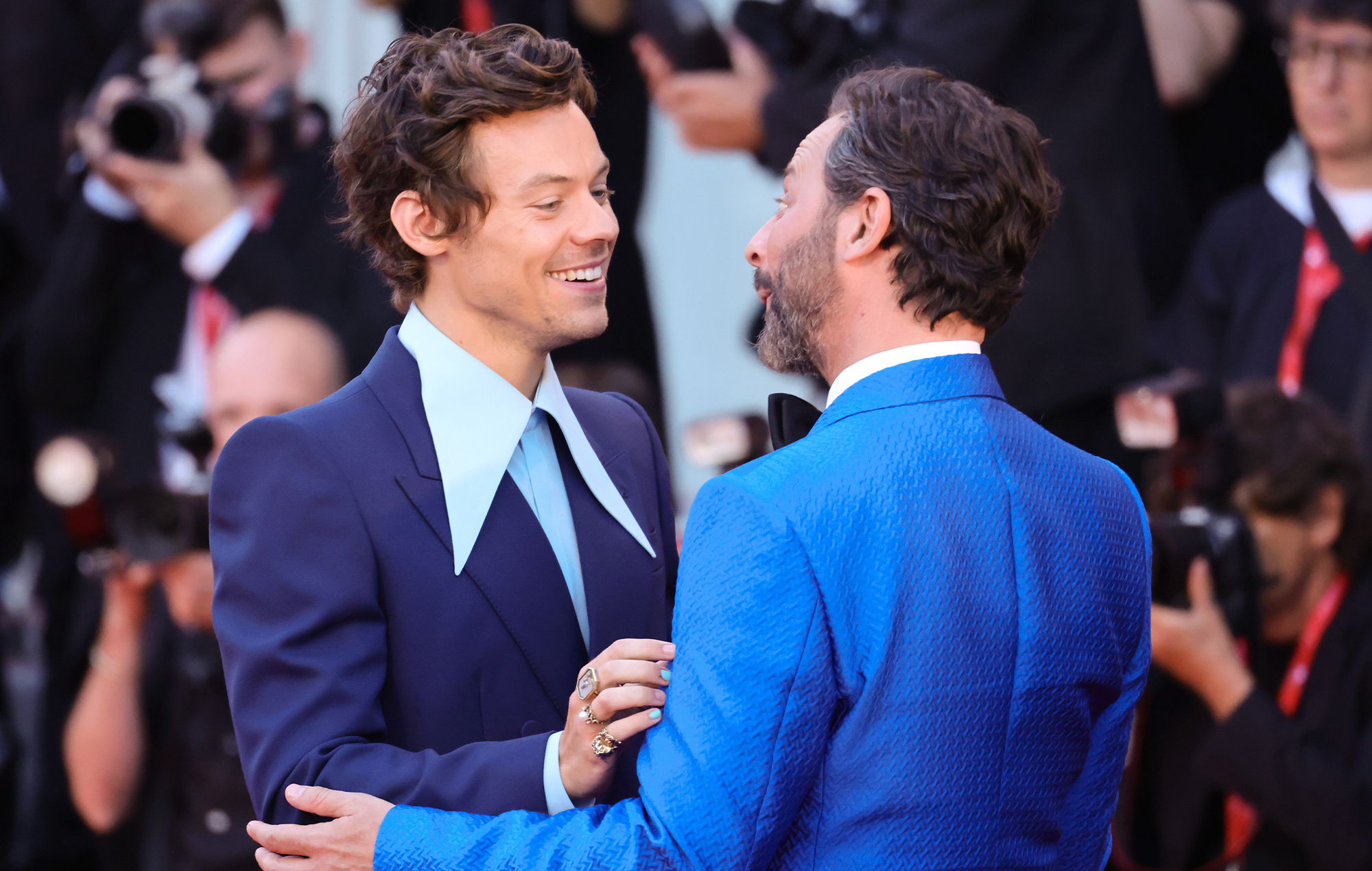 Nick Kroll escribe un ensayo elogiando a Harry Styles como "colaborador y abierto" y "tan jodidamente encantador"