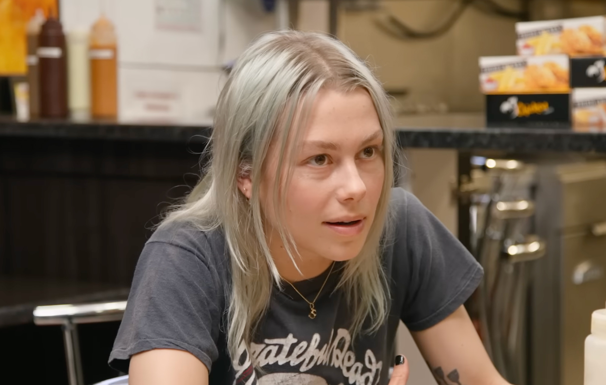 Phoebe Bridgers habla de su chulería infantil, de beber saliva de tabaco y de odiar a los gatos en la entrevista de 'Chicken Shop Date'