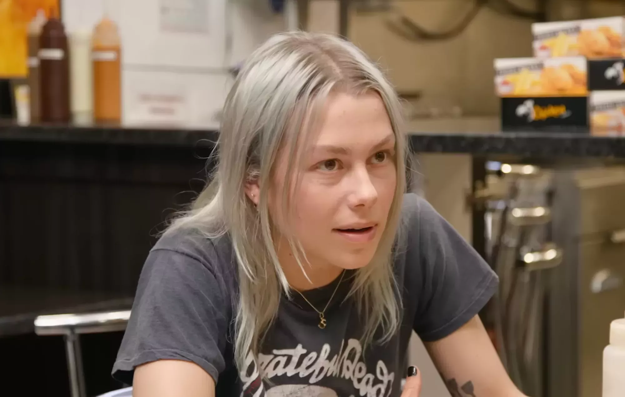 Phoebe Bridgers habla de su chulería infantil, de beber saliva de tabaco y de odiar a los gatos en la entrevista de 'Chicken Shop Date'