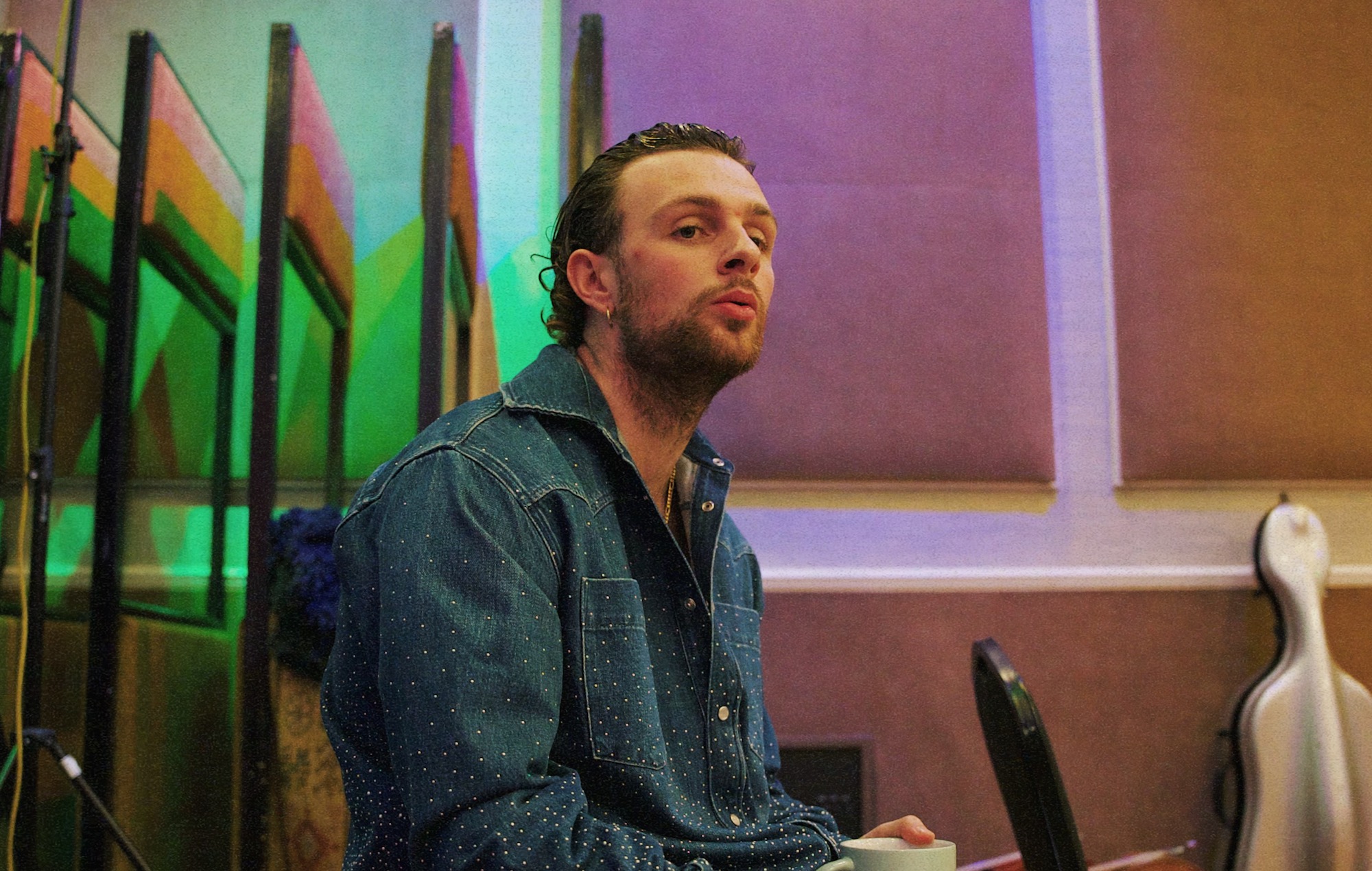 Tom Grennan comparte "la canción más personal" que ha escrito nunca, 'You Are Not Alone'.