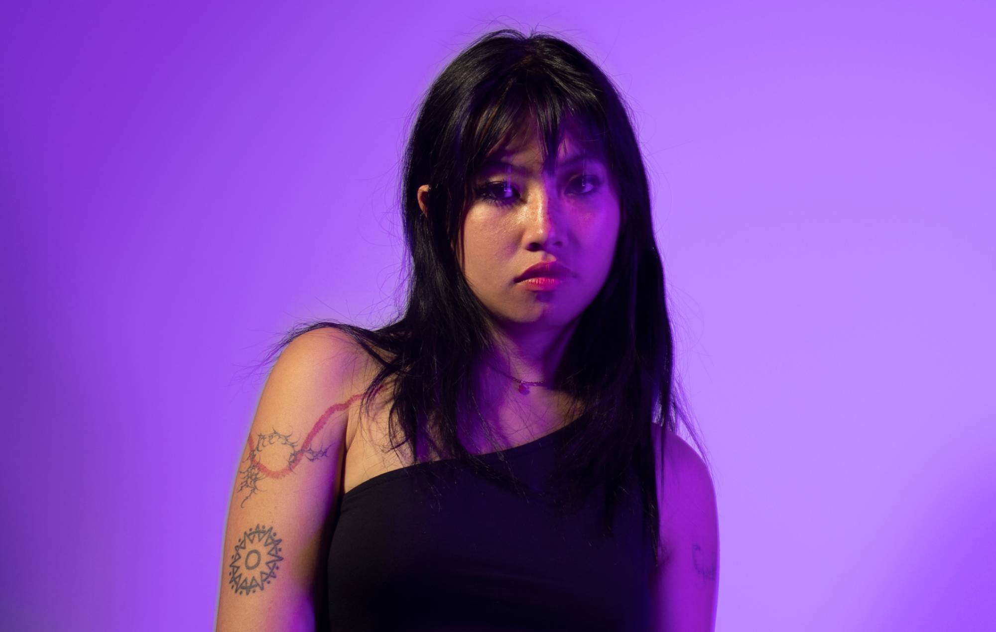 Beabadoobee anuncia el lanzamiento oficial de su tema favorito "Glue Song".