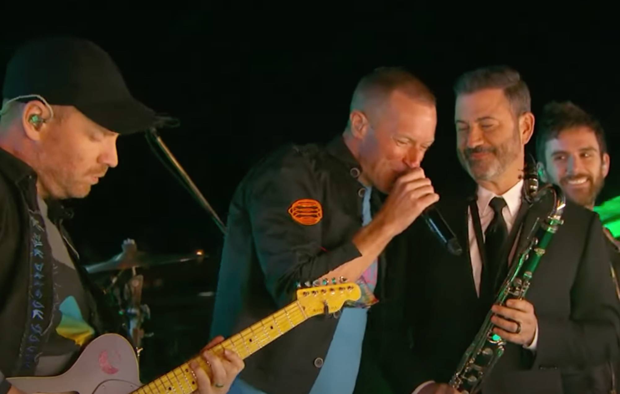 Coldplay interpreta "Clocks" en Kimmel con motivo del 20 aniversario del programa