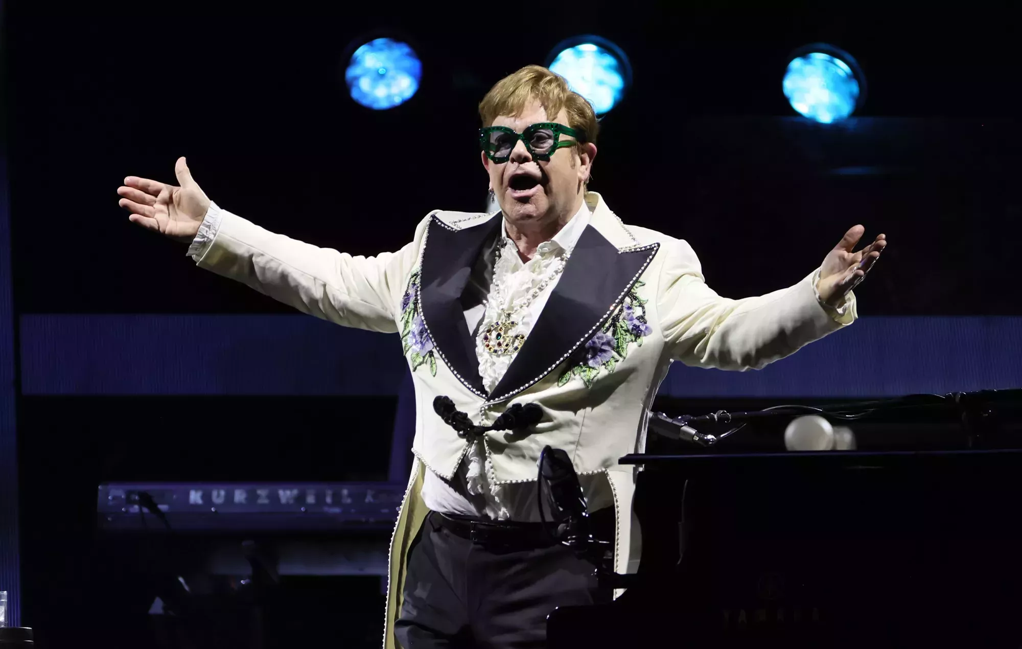 Elton John envía entradas para su concierto a los estudiantes de Telford para cubrirse las espaldas