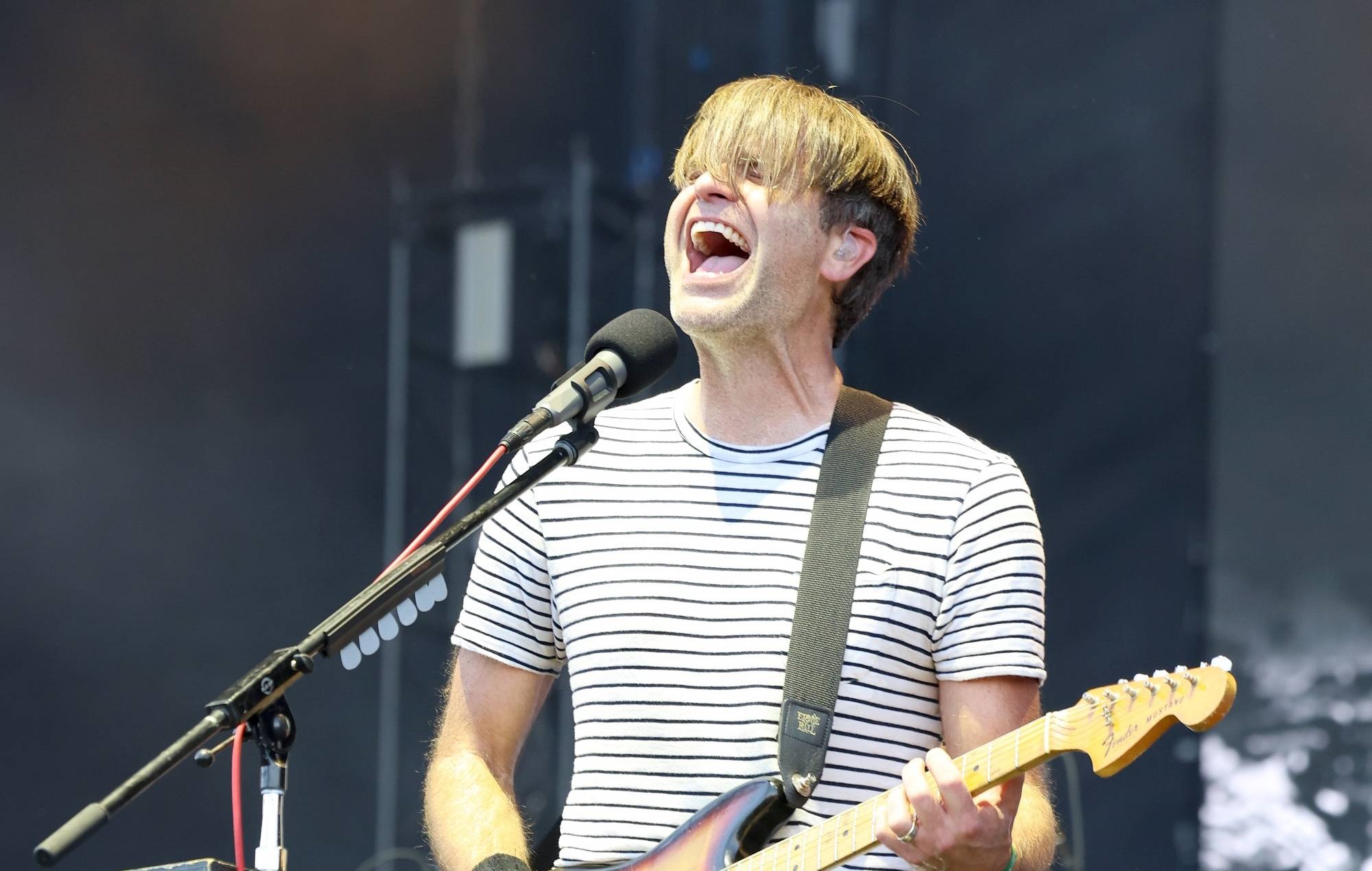 Escucha el tema de Ben Gibbard para la nueva comedia de Harrison Ford 'Shrinking'