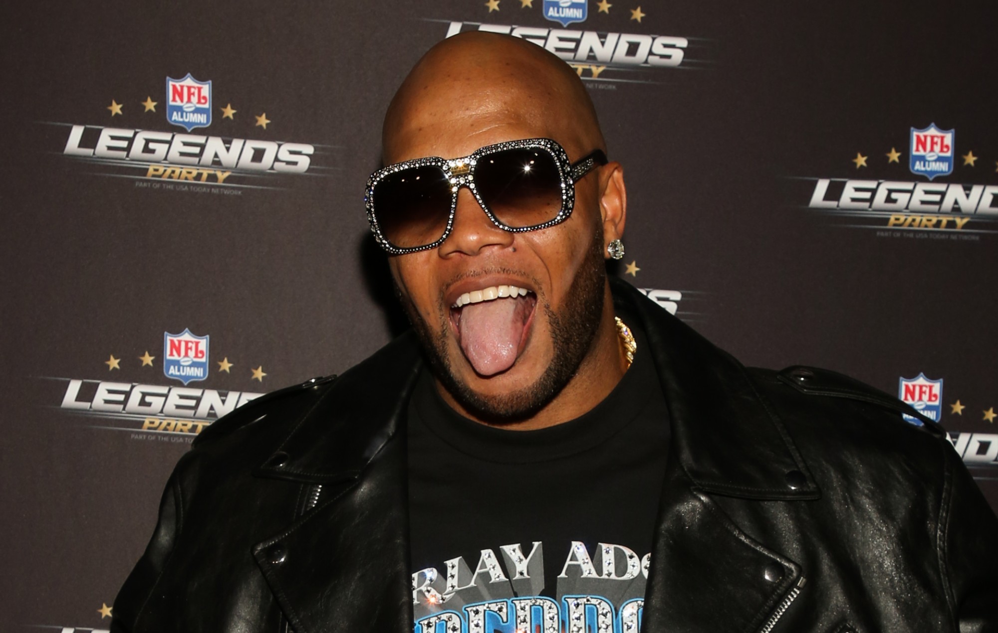 Flo Rida canta sus propios éxitos durante su comparecencia ante el tribunal