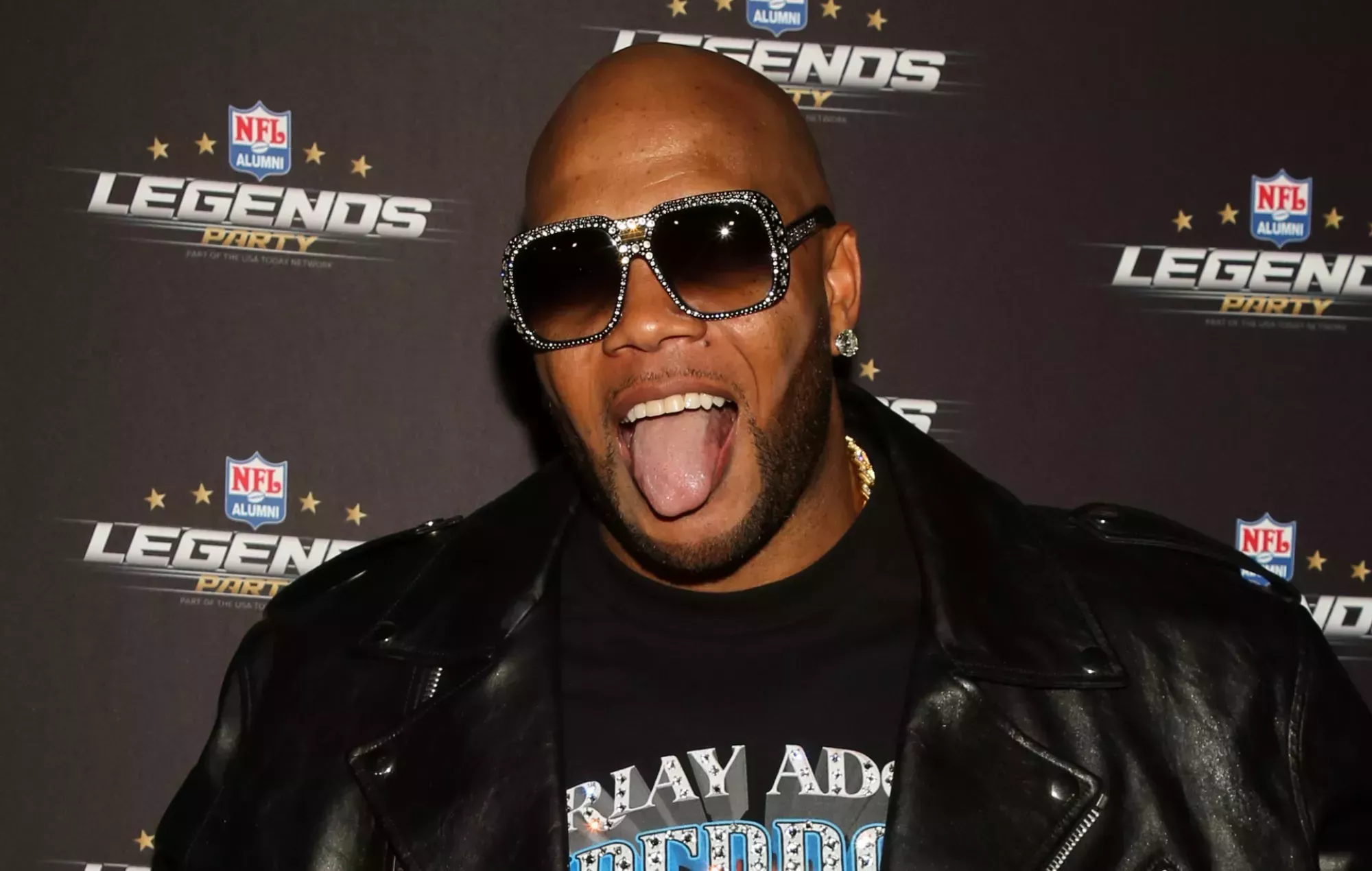 Flo Rida canta sus propios éxitos durante su comparecencia ante el tribunal