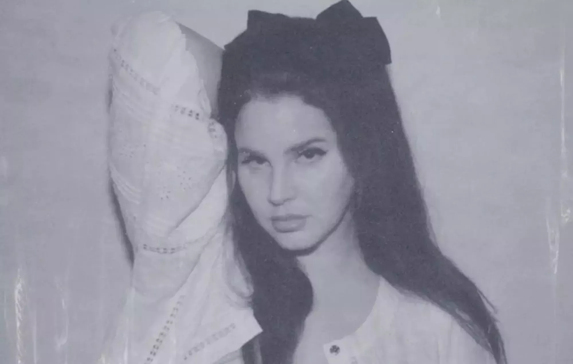 Lana Del Rey retrasa 'Did You Know That There's A Tunnel Under Ocean Blvd', comparte tracklist y artwork en topless