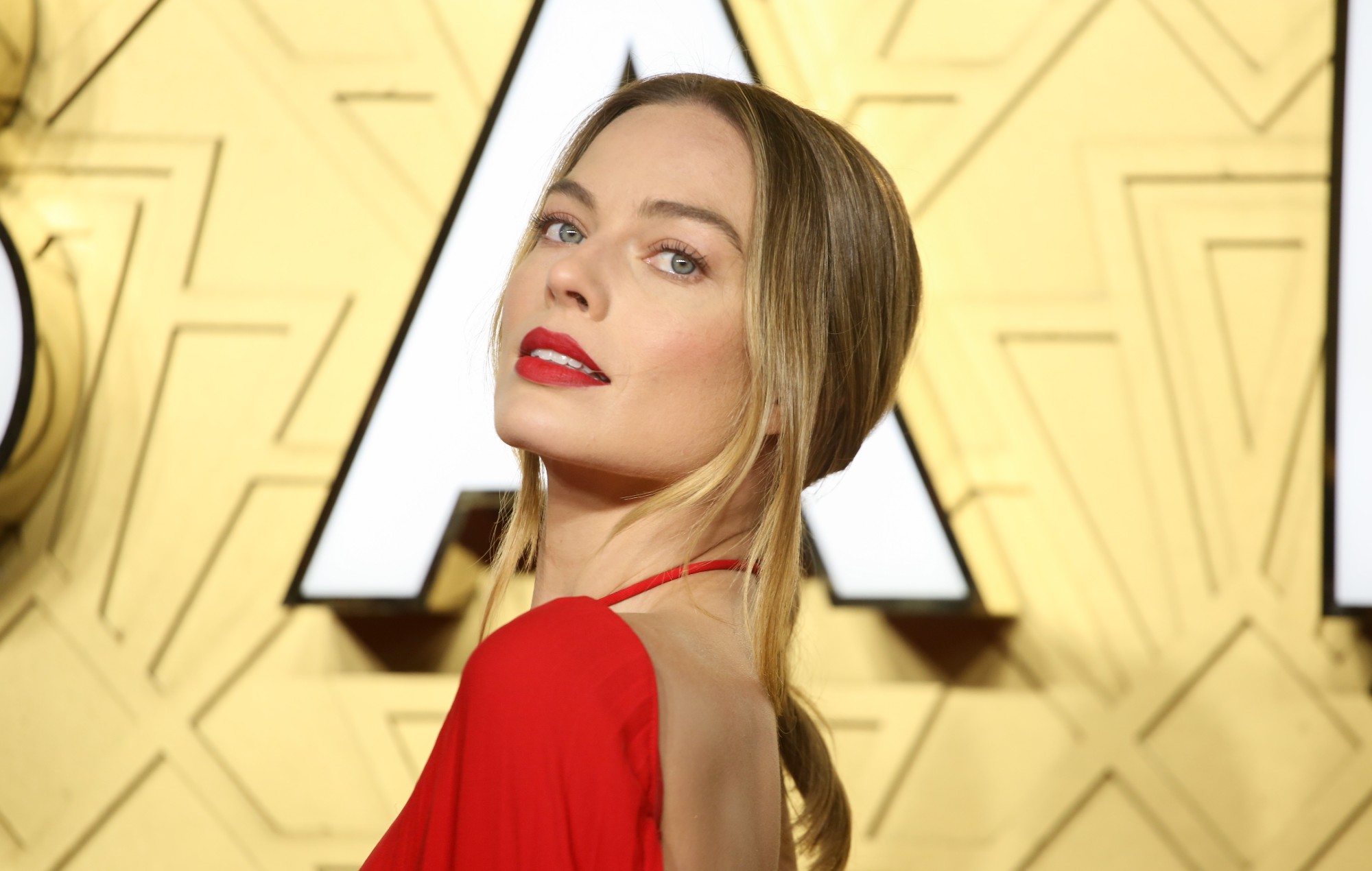 Margot Robbie confiesa que era "muy emo" de adolescente y que aún le gusta el heavy metal