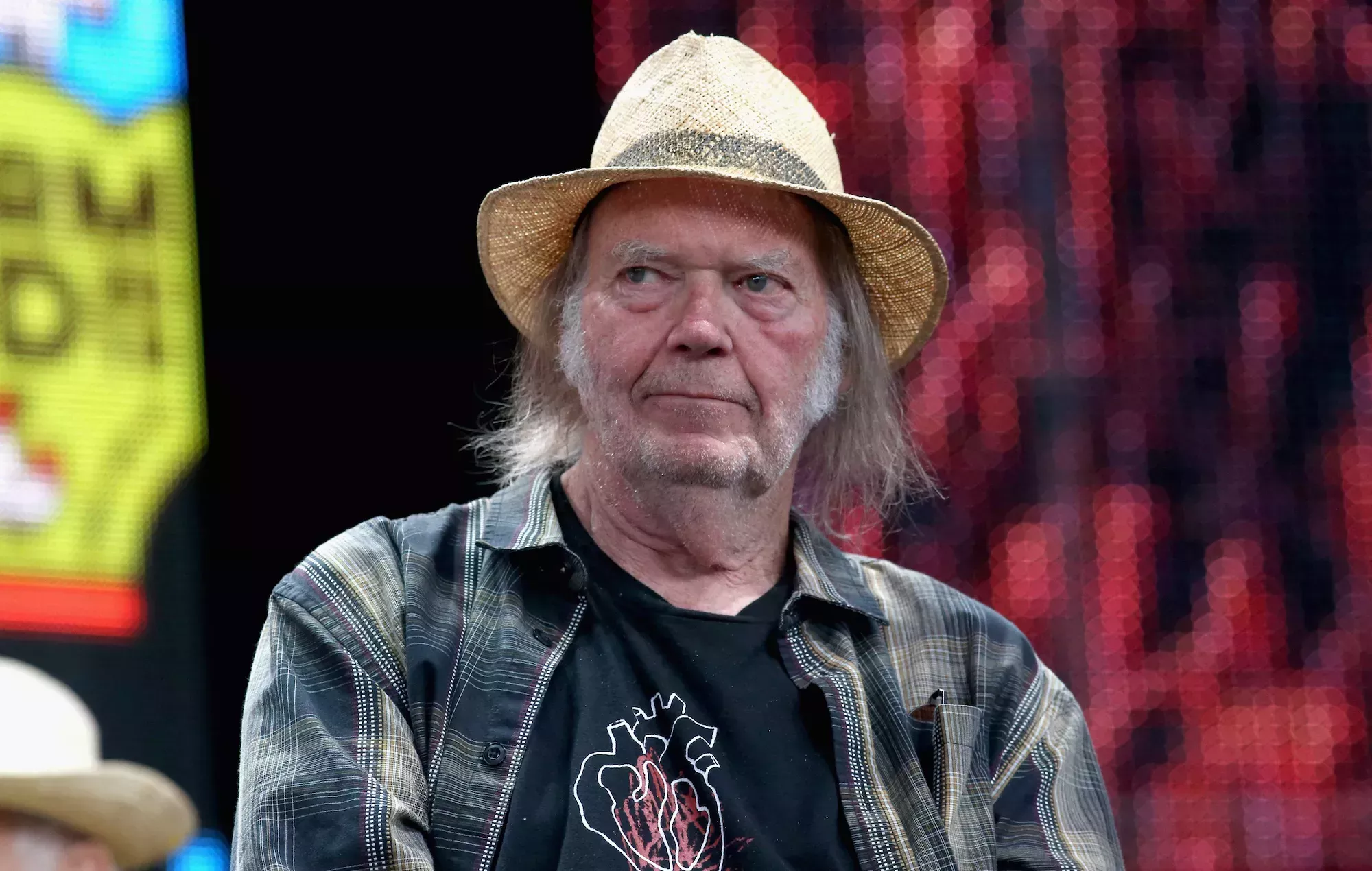Neil Young habla de composición y comenta sus canciones favoritas en una nueva y rara entrevista con Conan O'Brien