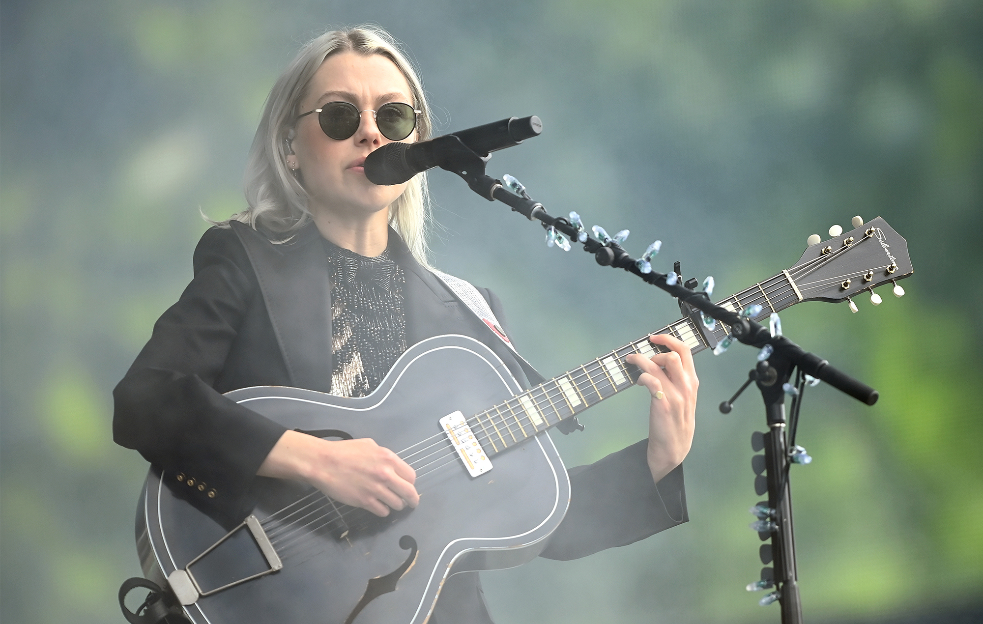 Phoebe Bridgers anuncia la muerte de su padre